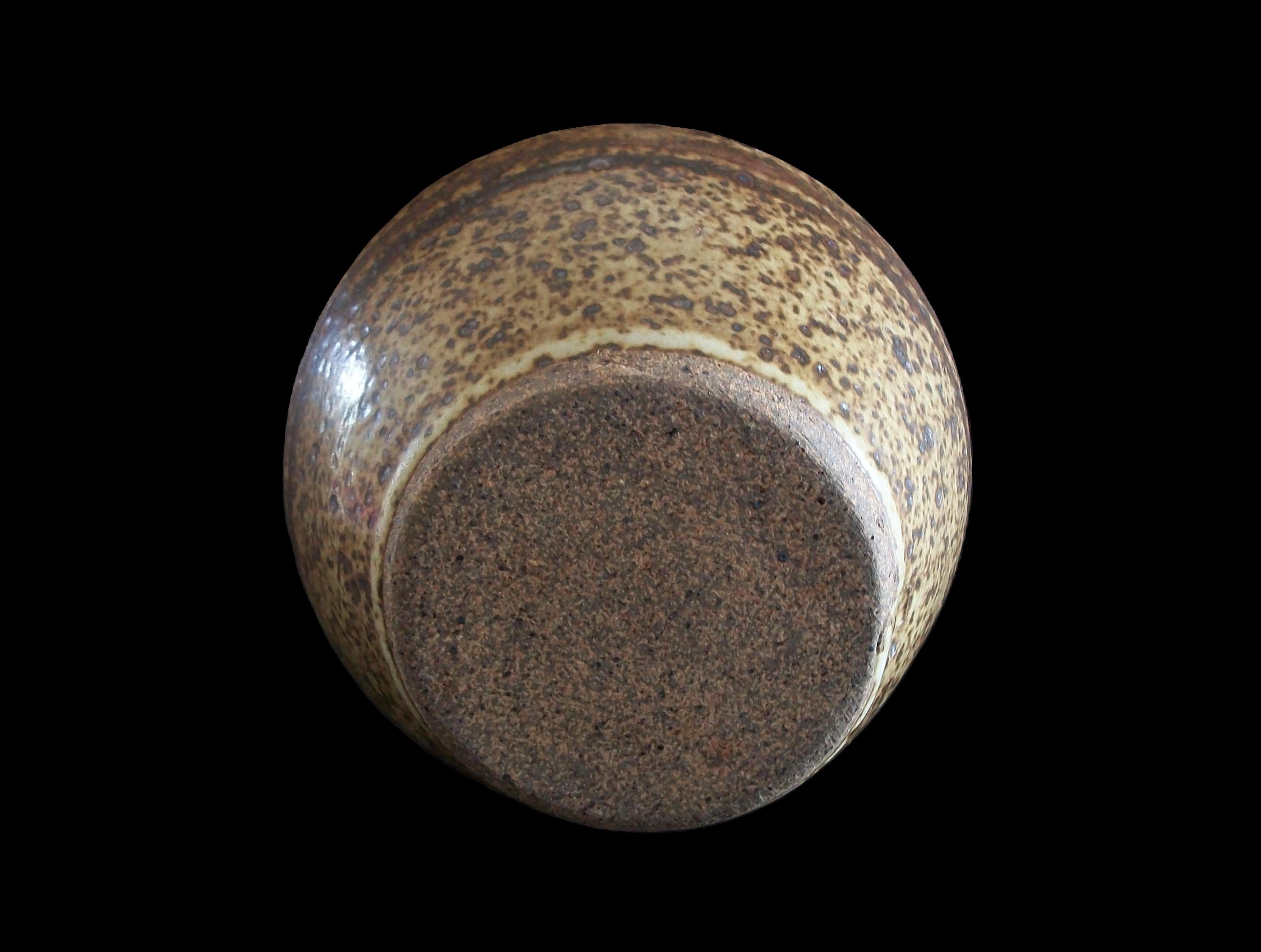 Jarrón de cerámica de hierro de Studio Pottery de mediados de siglo - Firmado - Canadá - Alrededor de 1970 en venta 10