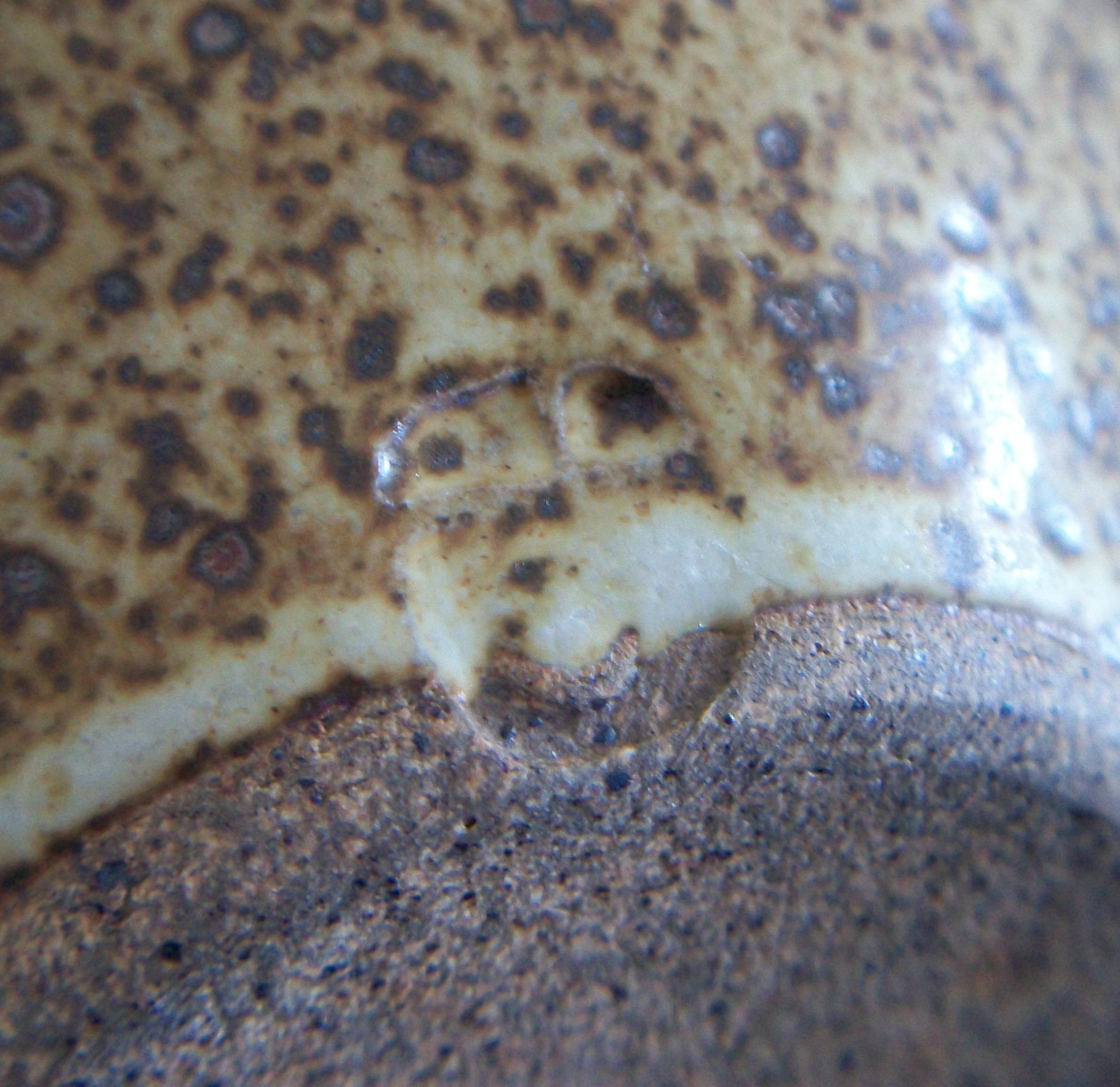 Jarrón de cerámica de hierro de Studio Pottery de mediados de siglo - Firmado - Canadá - Alrededor de 1970 en venta 11