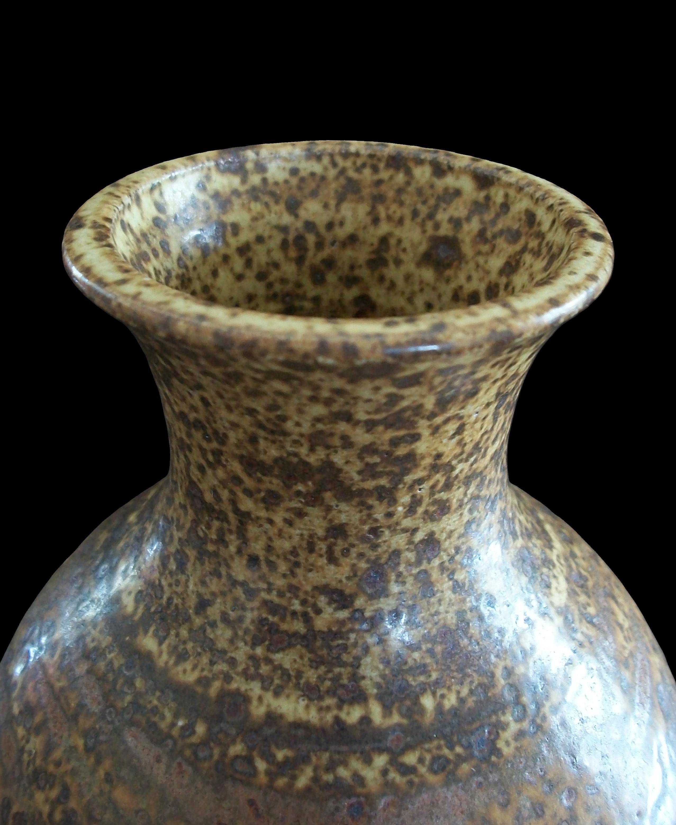 Jarrón de cerámica de hierro de Studio Pottery de mediados de siglo - Firmado - Canadá - Alrededor de 1970 en venta 12