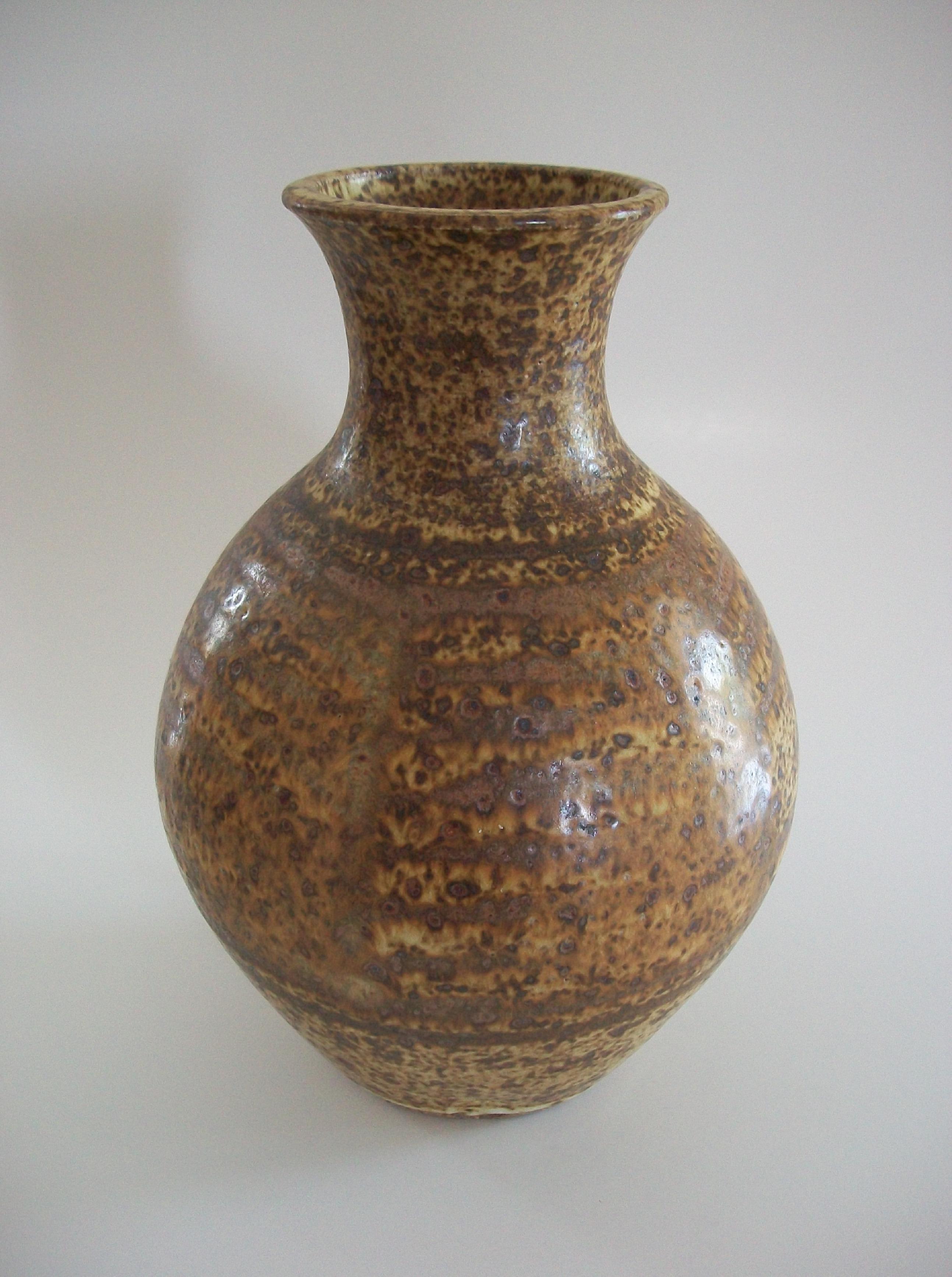 Jarrón de cerámica de hierro de Studio Pottery de mediados de siglo - Firmado - Canadá - Alrededor de 1970 Moderno de mediados de siglo en venta