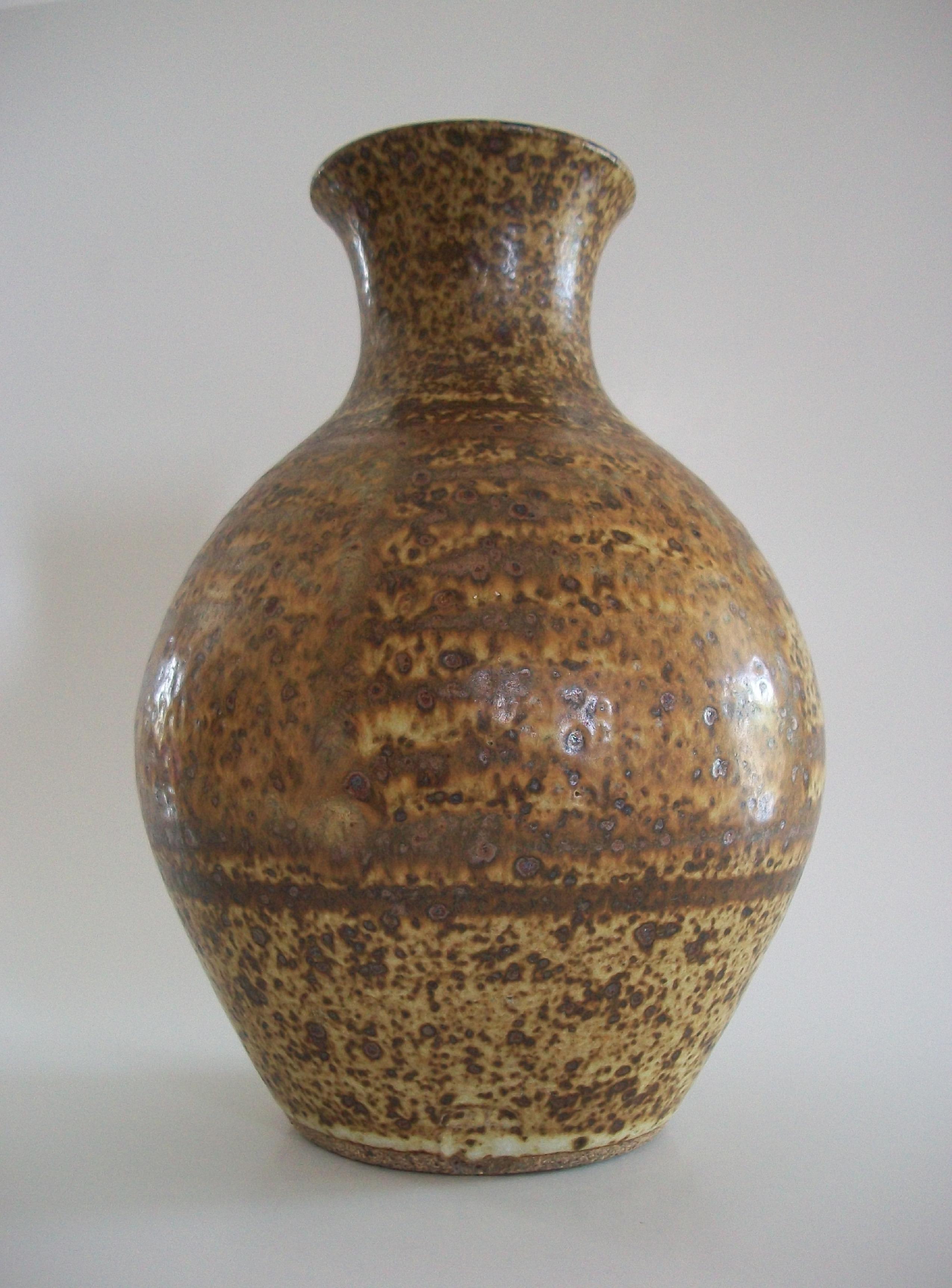 Jarrón de cerámica de hierro de Studio Pottery de mediados de siglo - Firmado - Canadá - Alrededor de 1970 Canadiense en venta