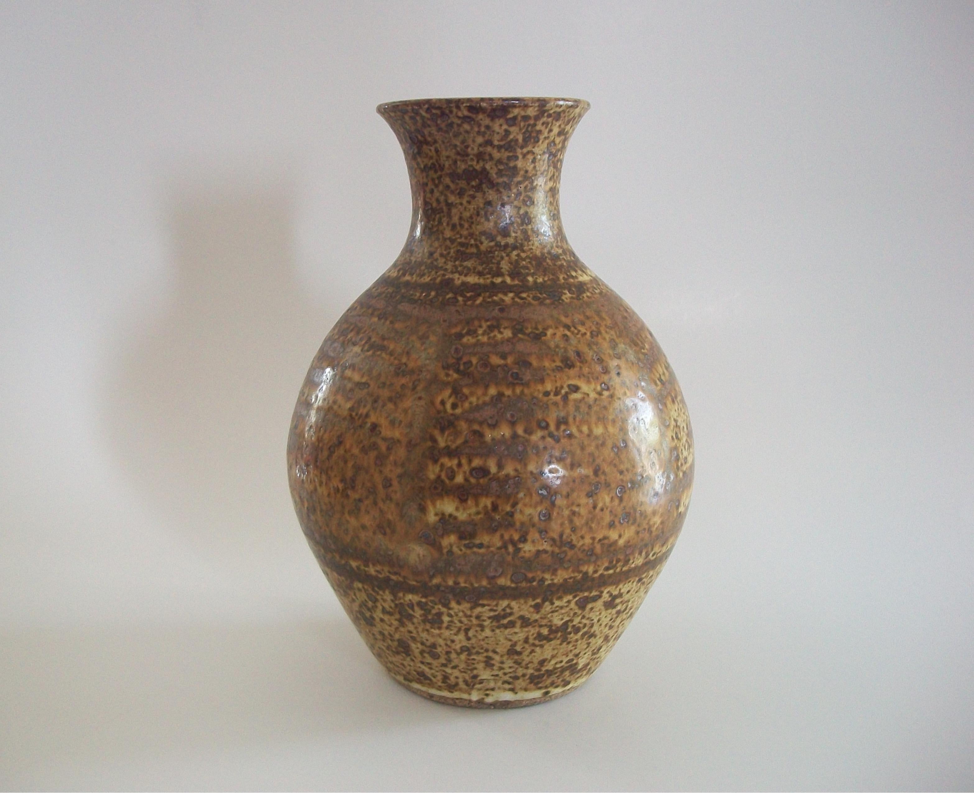 Jarrón de cerámica de hierro de Studio Pottery de mediados de siglo - Firmado - Canadá - Alrededor de 1970 Glaseado en venta