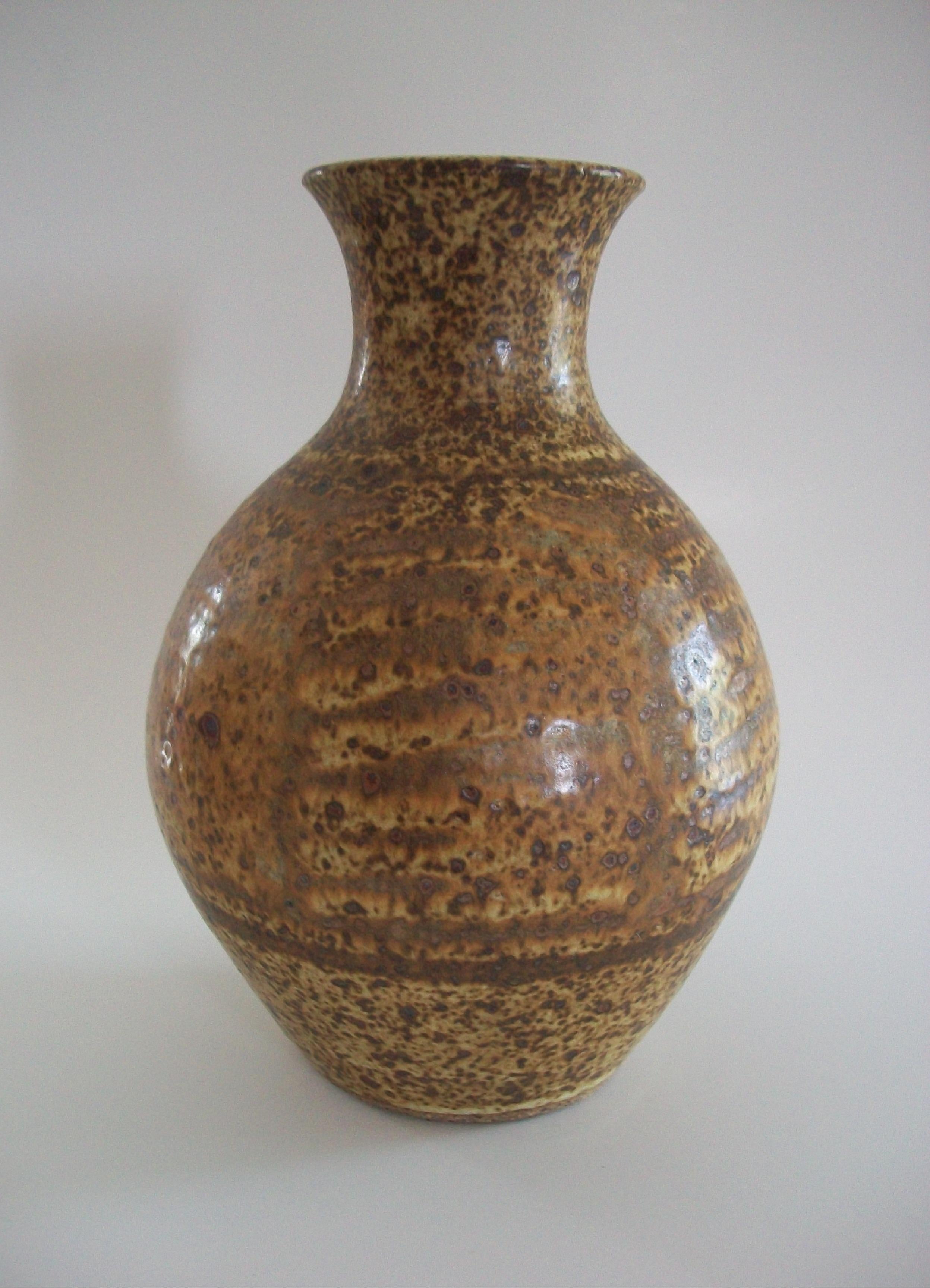 Jarrón de cerámica de hierro de Studio Pottery de mediados de siglo - Firmado - Canadá - Alrededor de 1970 en Bueno estado para la venta en Chatham, ON