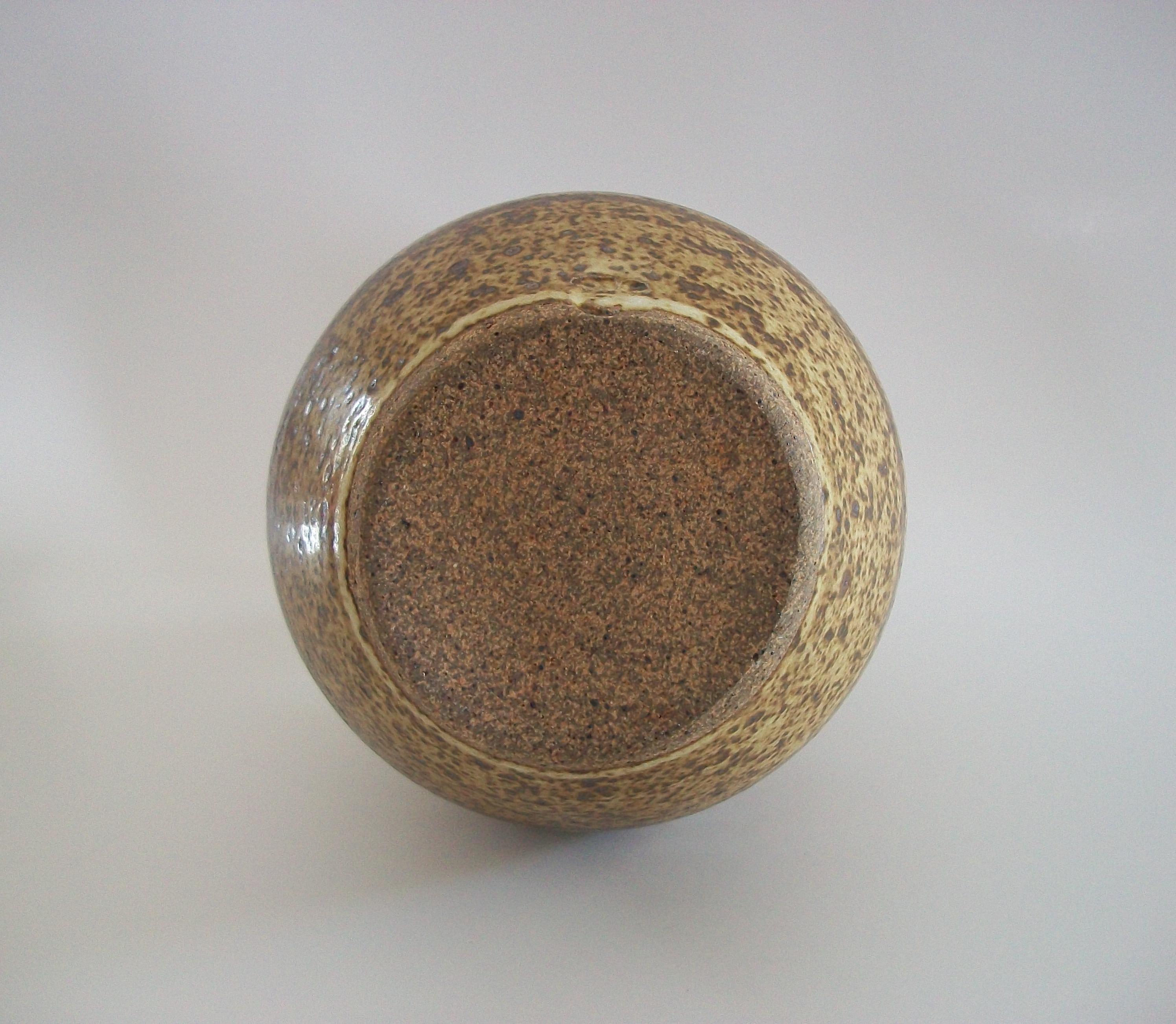 Jarrón de cerámica de hierro de Studio Pottery de mediados de siglo - Firmado - Canadá - Alrededor de 1970 siglo XX en venta