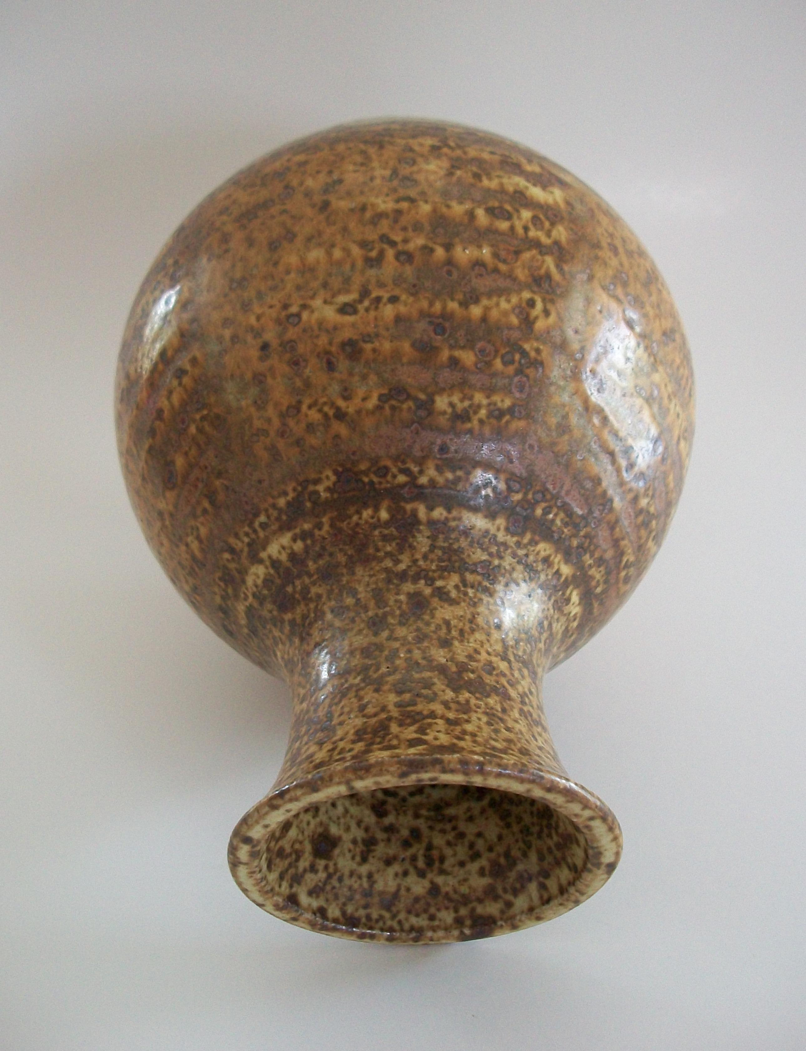 Jarrón de cerámica de hierro de Studio Pottery de mediados de siglo - Firmado - Canadá - Alrededor de 1970 Cerámico en venta