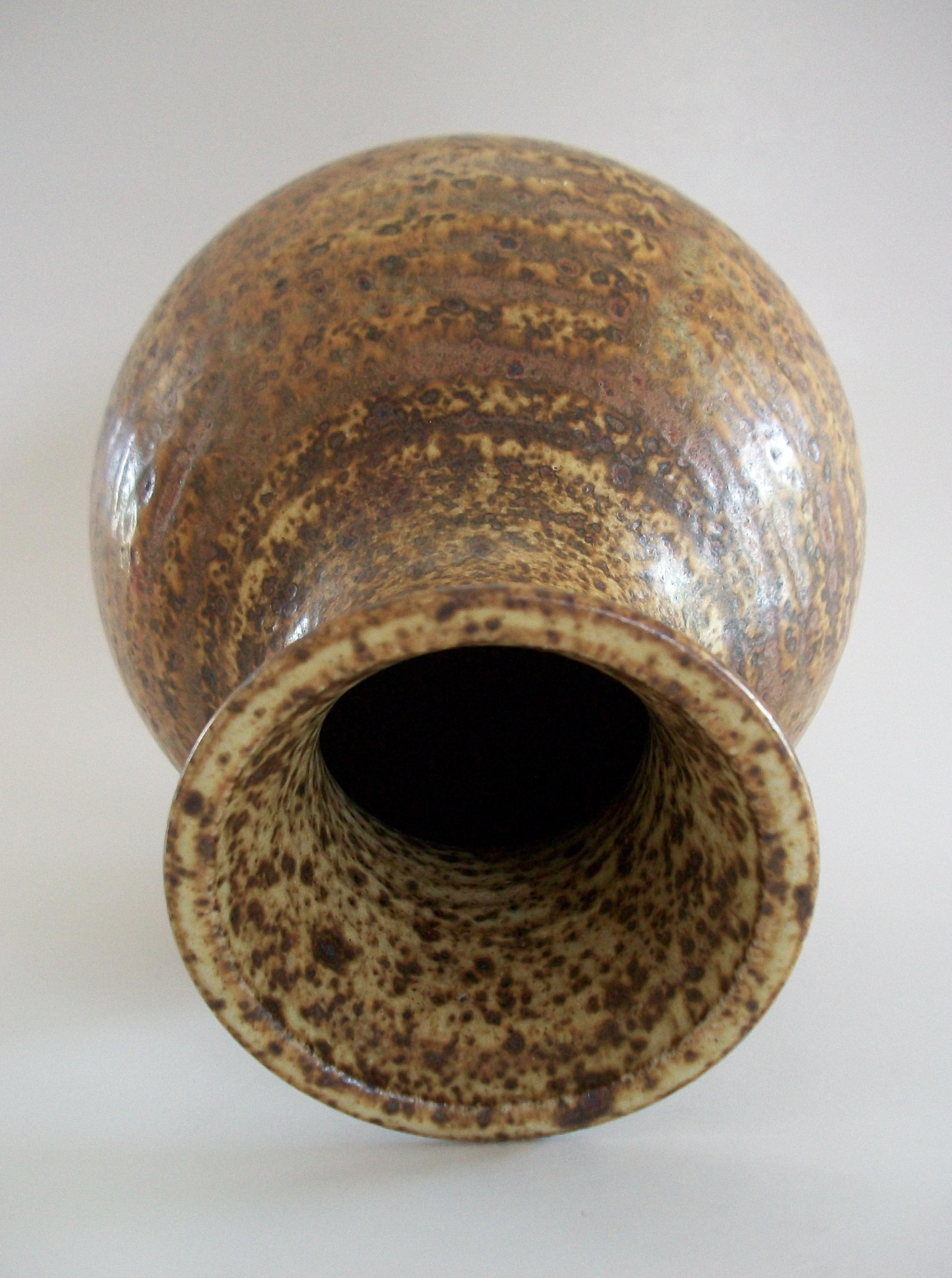 Jarrón de cerámica de hierro de Studio Pottery de mediados de siglo - Firmado - Canadá - Alrededor de 1970 en venta 1