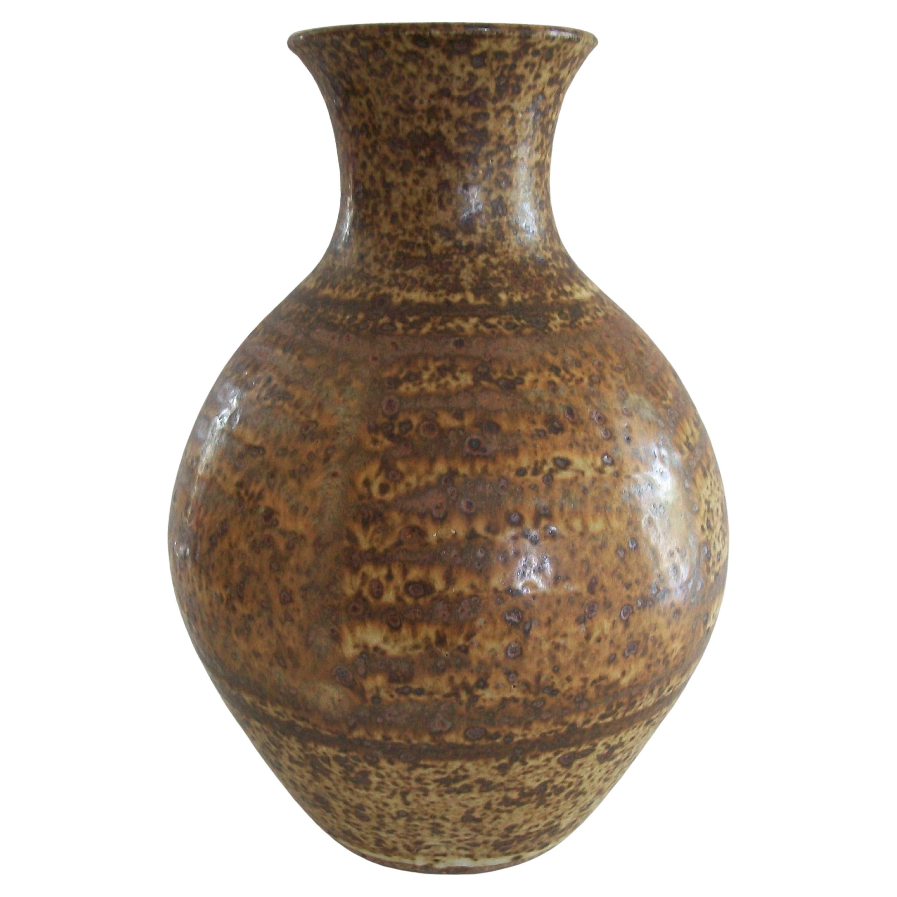 Jarrón de cerámica de hierro de Studio Pottery de mediados de siglo - Firmado - Canadá - Alrededor de 1970 en venta