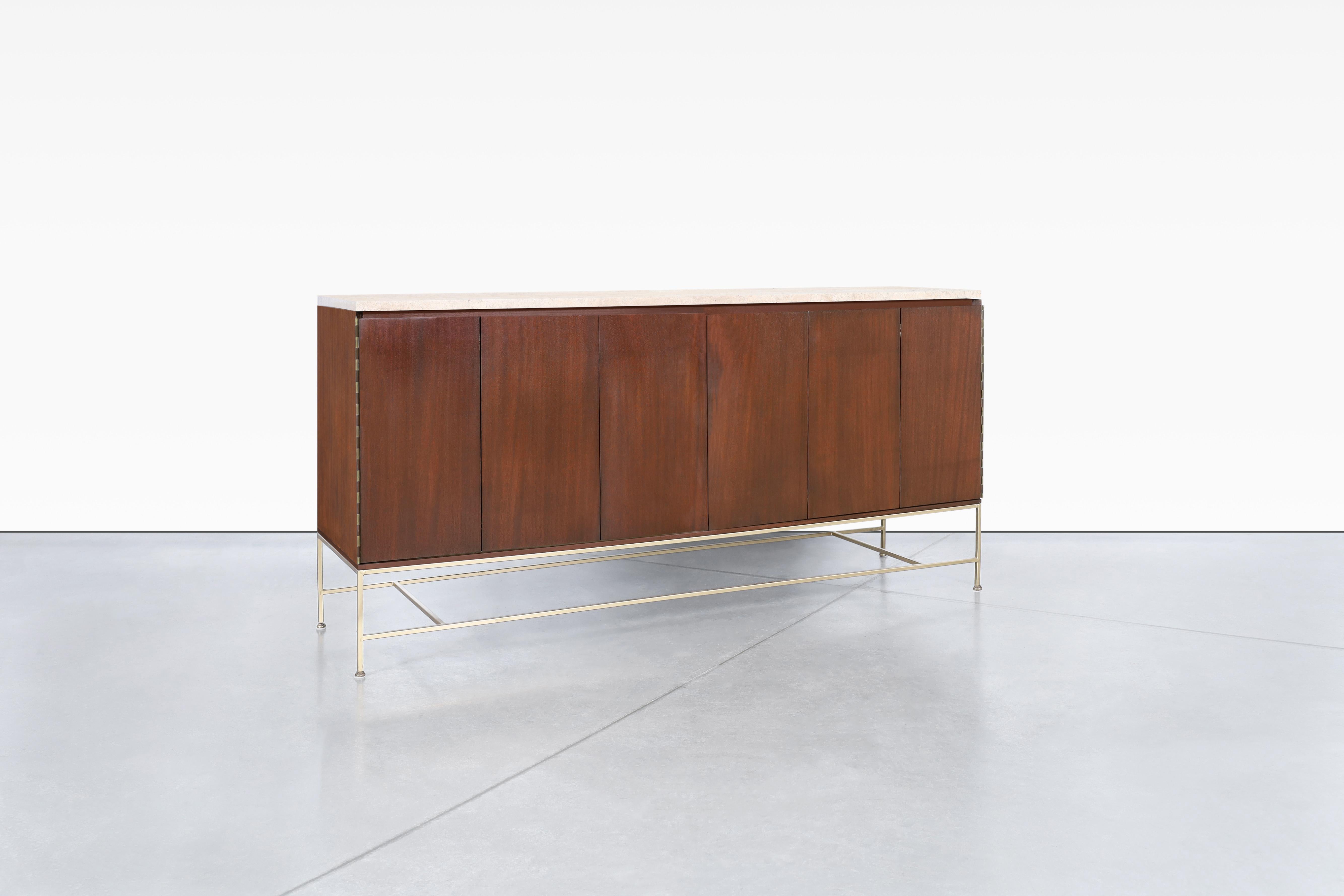 Ti presentiamo un'intramontabile credenza della metà del secolo scorso disegnata da Paul McCobb per Calvin Furniture a Grand Rapids, Michigan, intorno al 1950. Fa parte della The Irwin Collection, rinomata per il suo design eccezionale e la sua