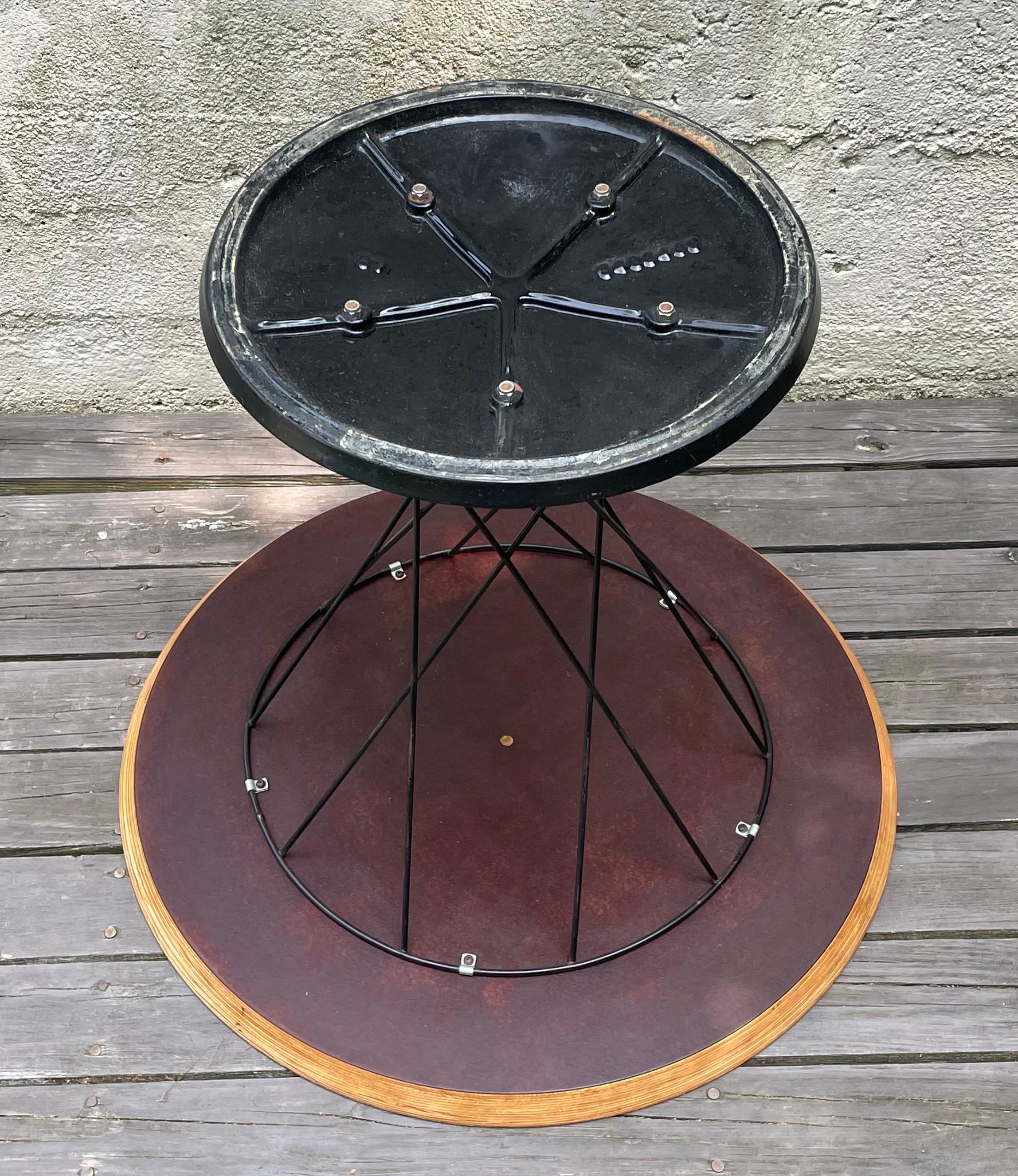Mid Century Isamu Noguchi Cyclone Side Table Model 87 for Knoll International In Good Condition For Sale In Bedford Hills, NY