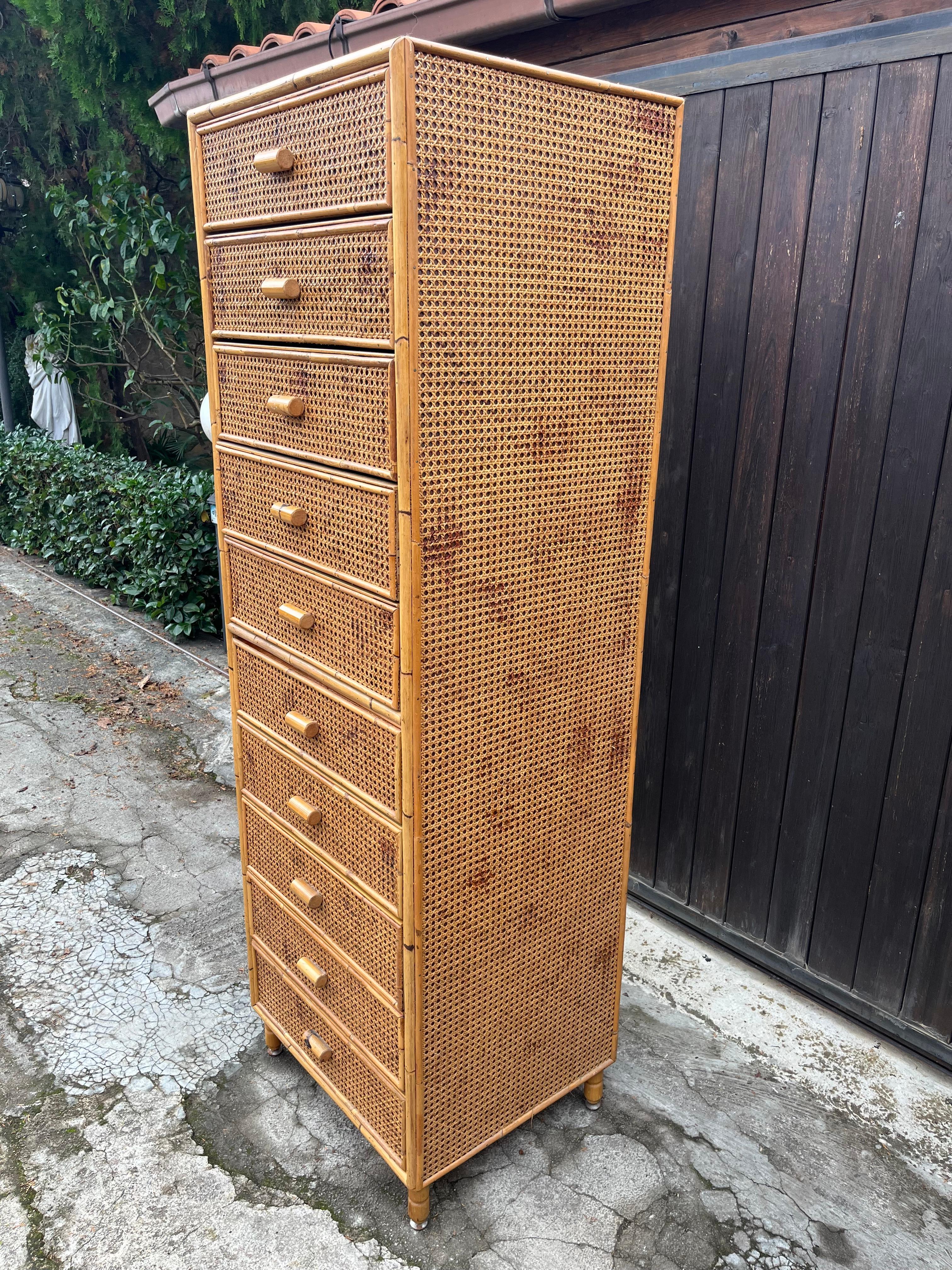 Italienische Kommode mit 10 Schubladen aus Rattan und Bambus aus der Jahrhundertmitte, 1960er Jahre
Guter Zustand, Höhe 185 cm, Breite 62 cm, Tiefe 51 cm.