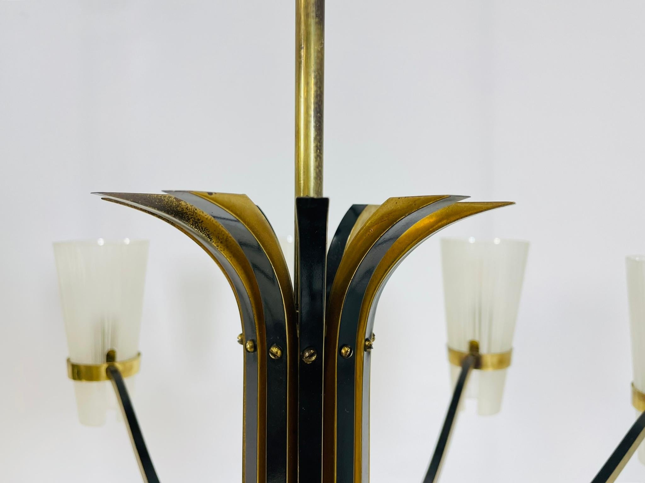 Lustre italien du milieu du siècle à 12 bras de Stilnovo en laiton et verre de Murano en vente 4