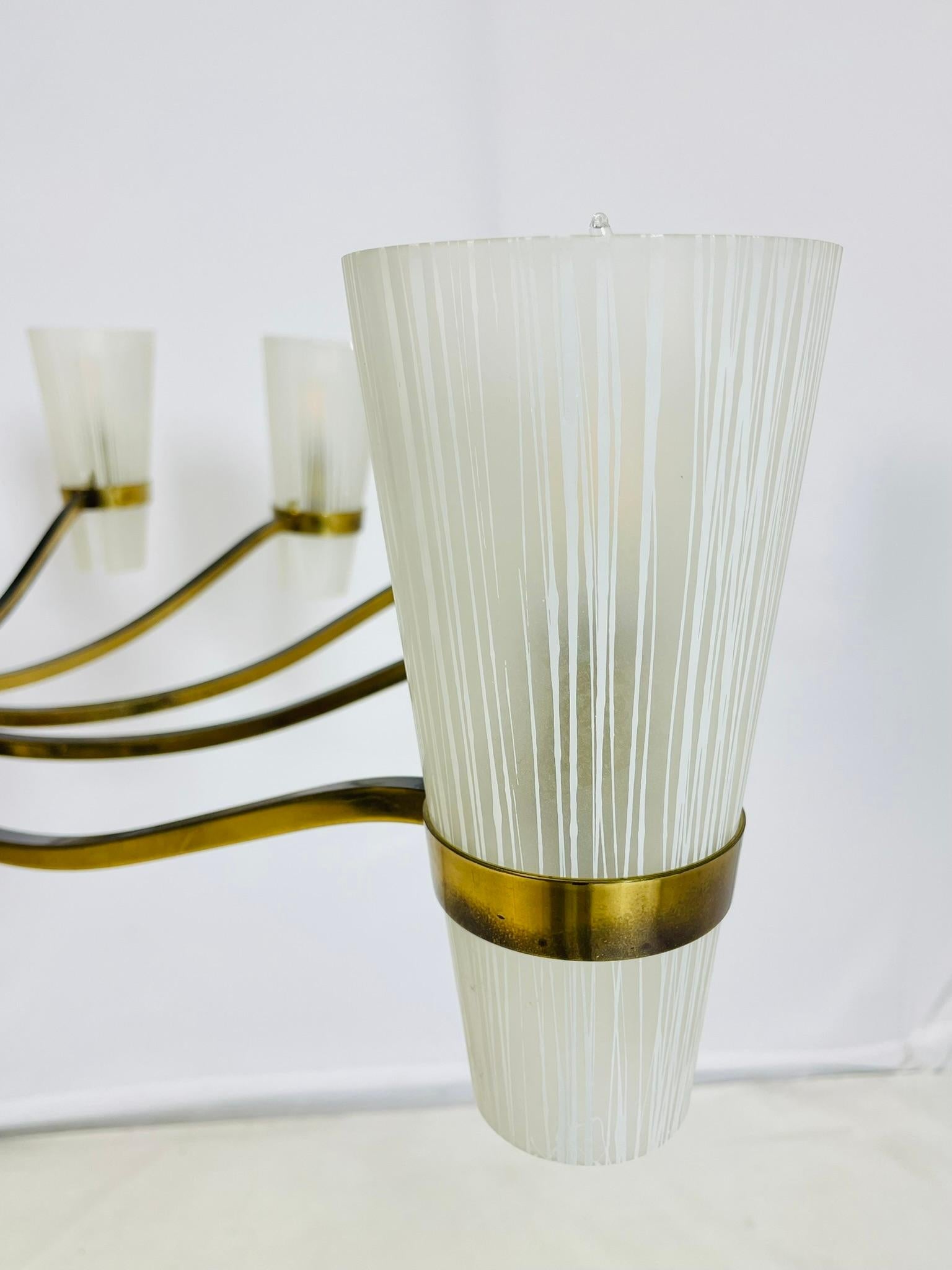 Lustre italien du milieu du siècle à 12 bras de Stilnovo en laiton et verre de Murano en vente 5
