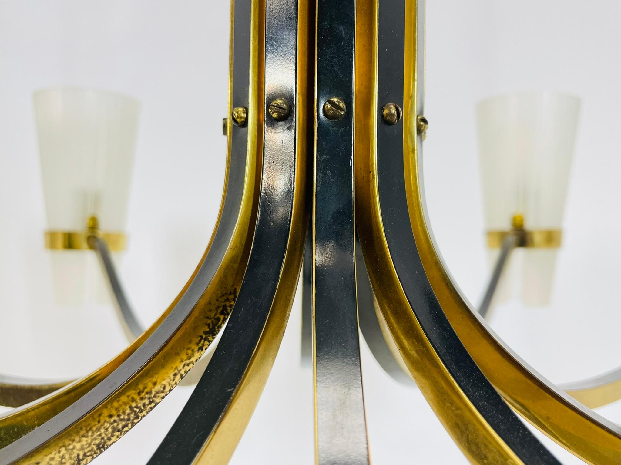Lustre italien du milieu du siècle à 12 bras de Stilnovo en laiton et verre de Murano en vente 6