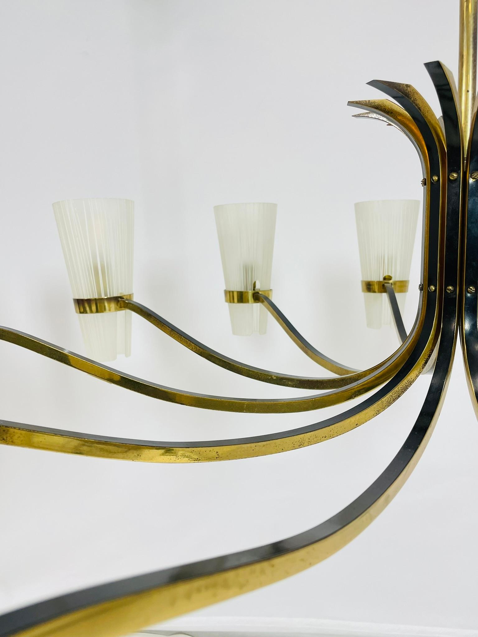 Lustre italien du milieu du siècle à 12 bras de Stilnovo en laiton et verre de Murano en vente 7