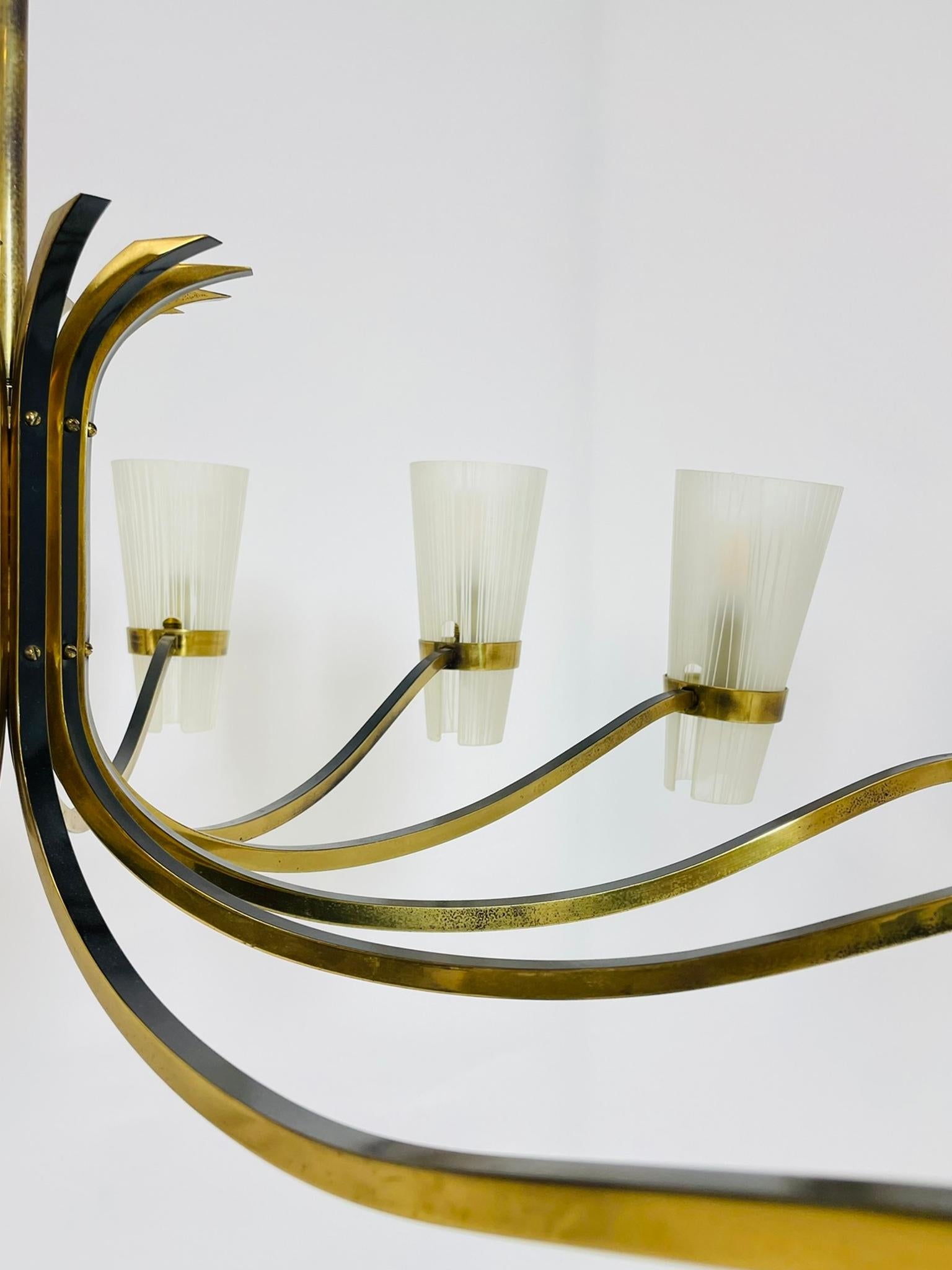 Lustre italien du milieu du siècle à 12 bras de Stilnovo en laiton et verre de Murano en vente 8