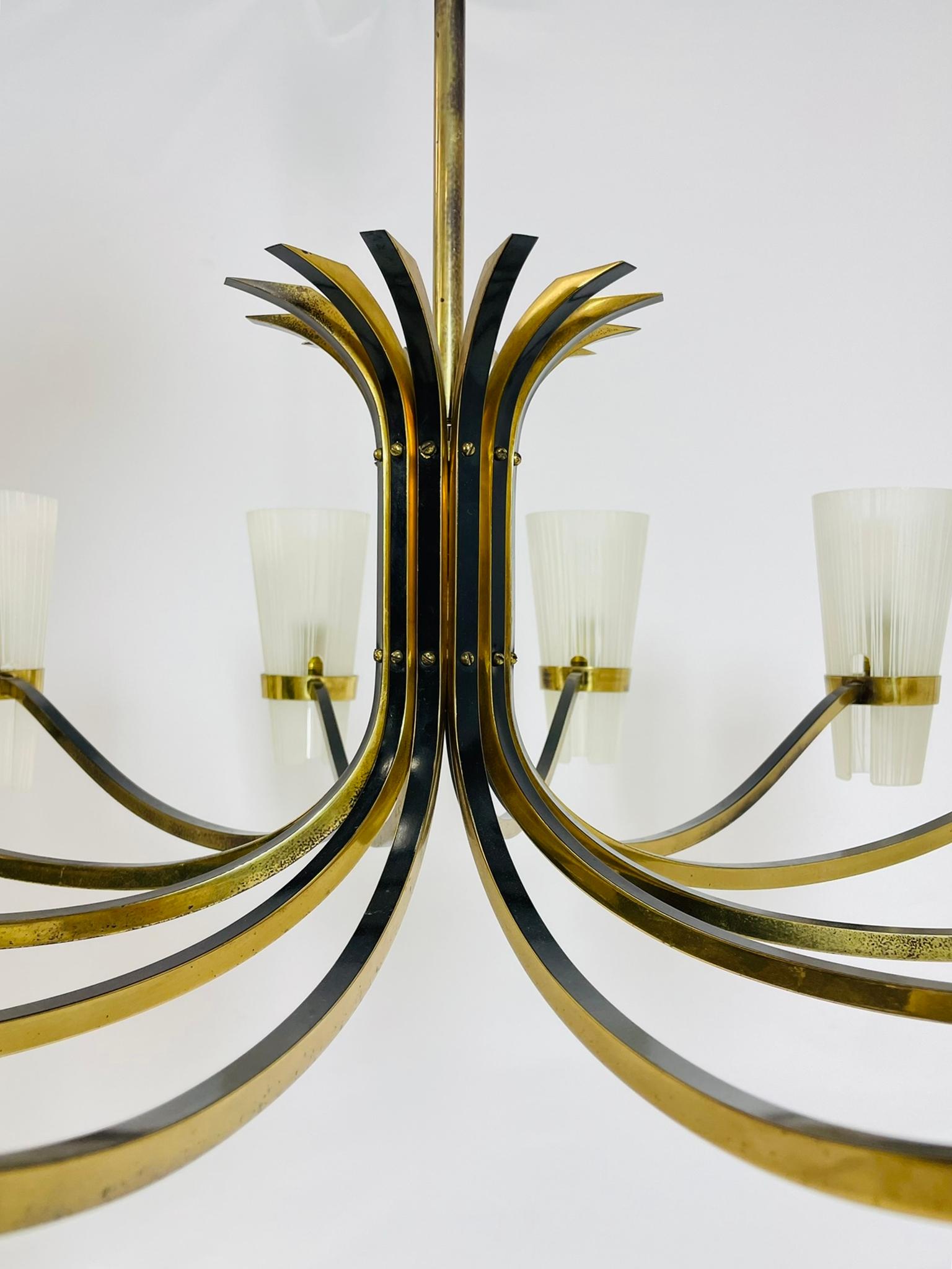 Lustre italien du milieu du siècle à 12 bras de Stilnovo en laiton et verre de Murano en vente 9