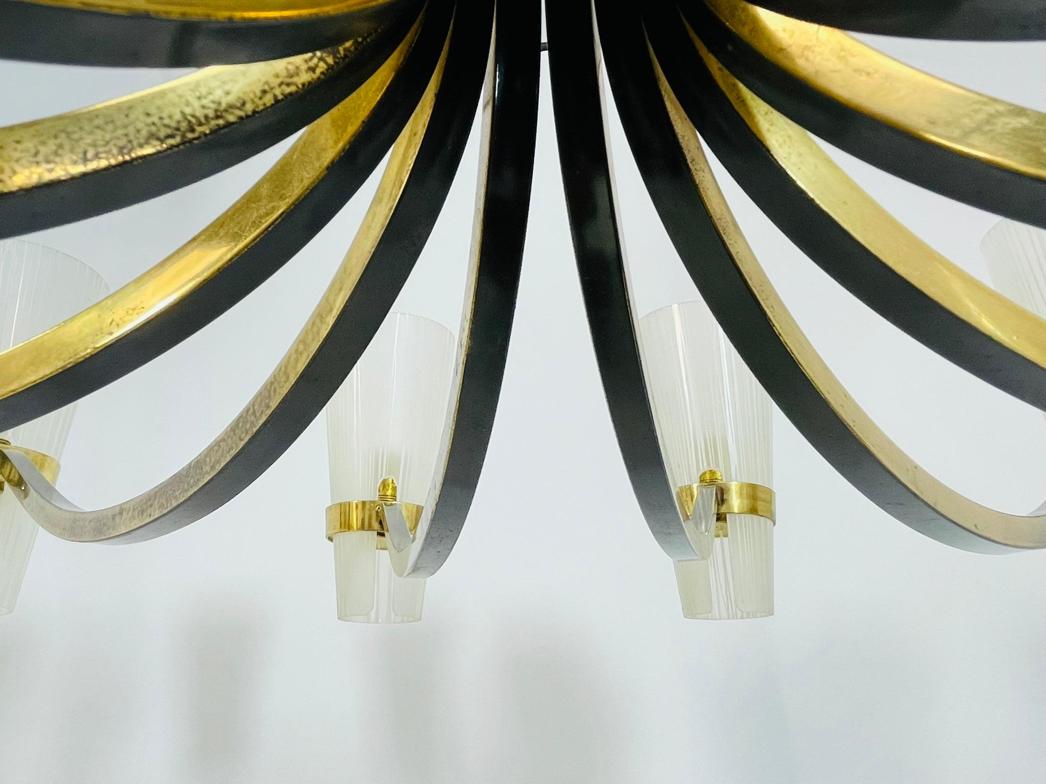 Lustre italien du milieu du siècle à 12 bras de Stilnovo en laiton et verre de Murano en vente 11