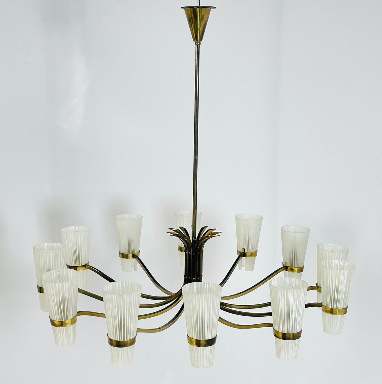 Ce lustre exquis est un exemple exceptionnel du design italien du milieu du siècle.
Stilnovo, un fabricant de luminaires renommé, actif depuis les années 1940 et particulièrement influent dans les années 1950 et 1960.

Design/One :
Structure : Le