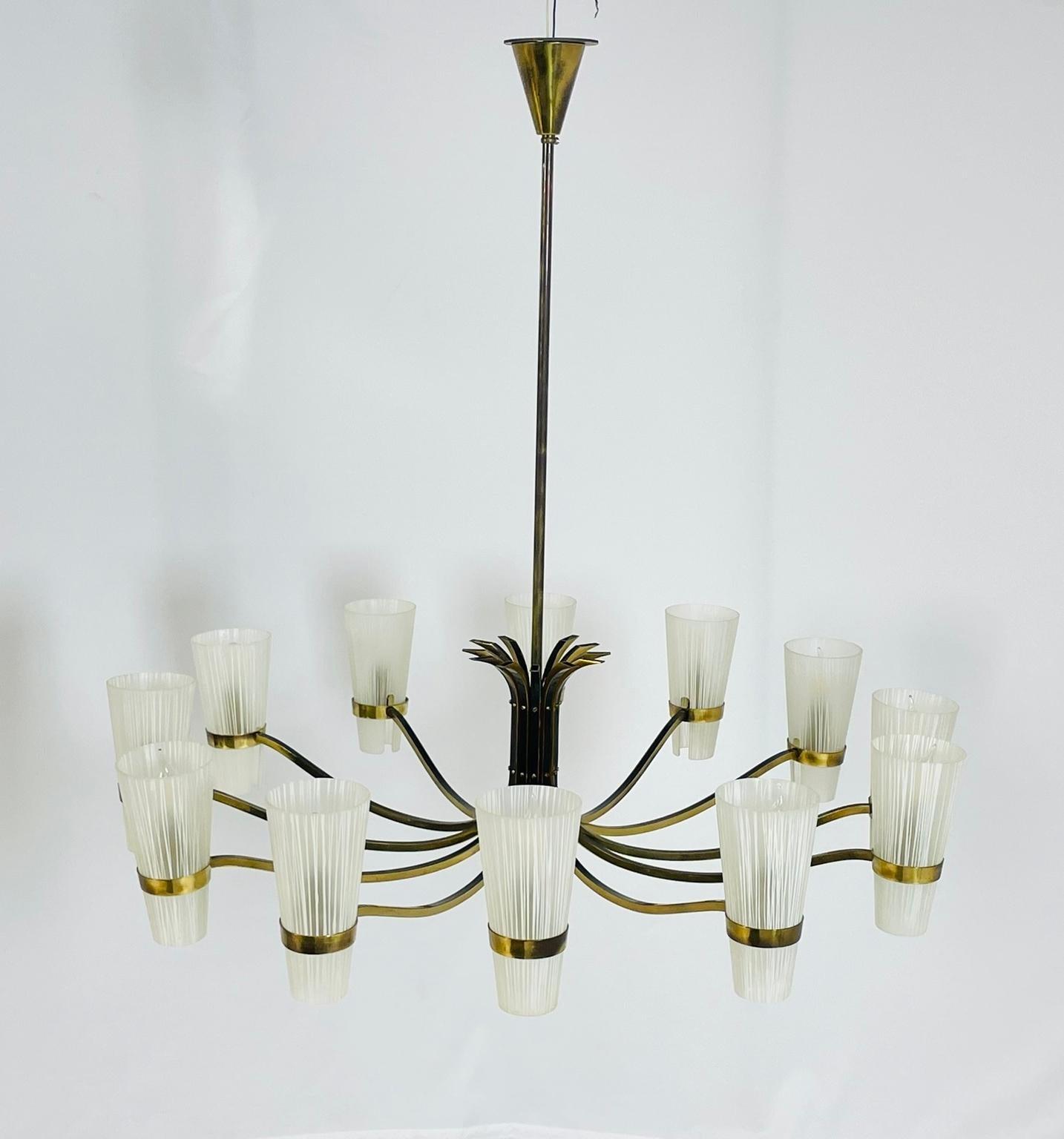 Mid-Century Modern Lustre italien du milieu du siècle à 12 bras de Stilnovo en laiton et verre de Murano en vente