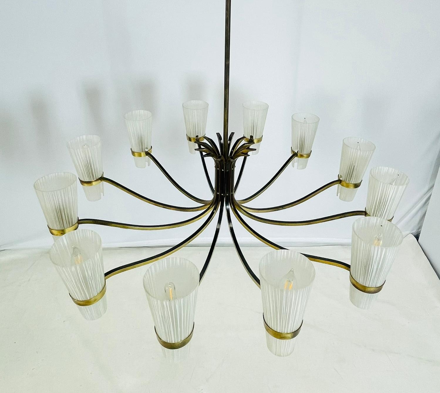Fait main Lustre italien du milieu du siècle à 12 bras de Stilnovo en laiton et verre de Murano en vente