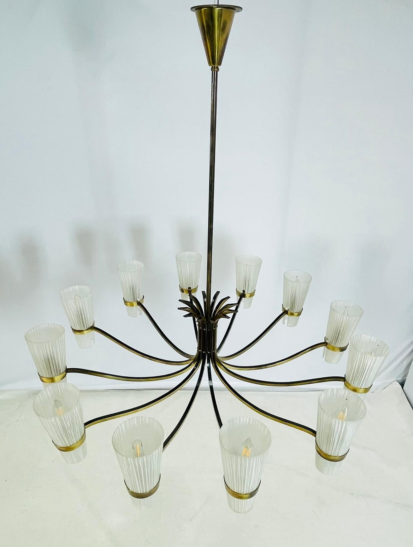 Lustre italien du milieu du siècle à 12 bras de Stilnovo en laiton et verre de Murano Bon état - En vente à Los Angeles, CA