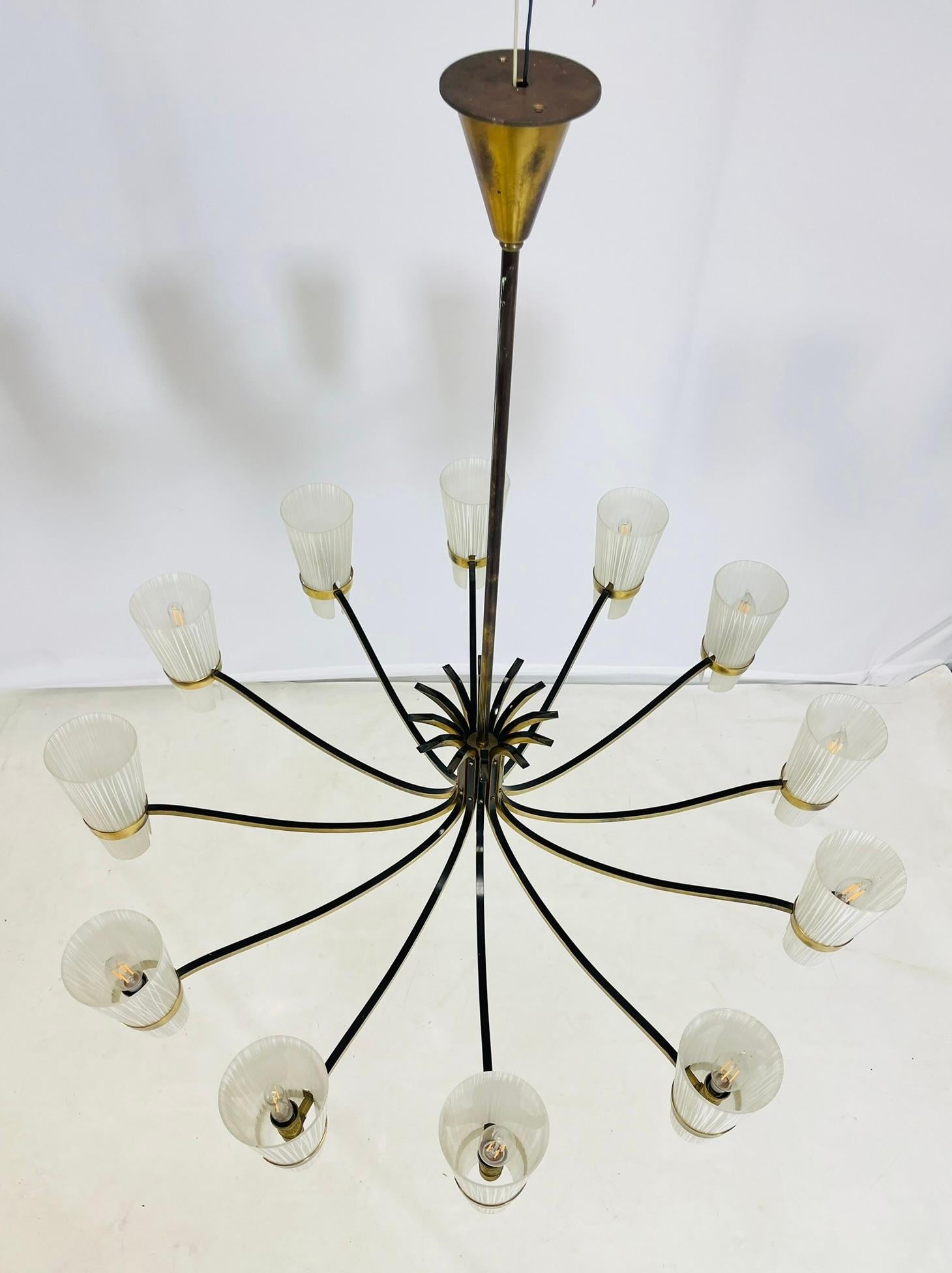 Fin du 20e siècle Lustre italien du milieu du siècle à 12 bras de Stilnovo en laiton et verre de Murano en vente
