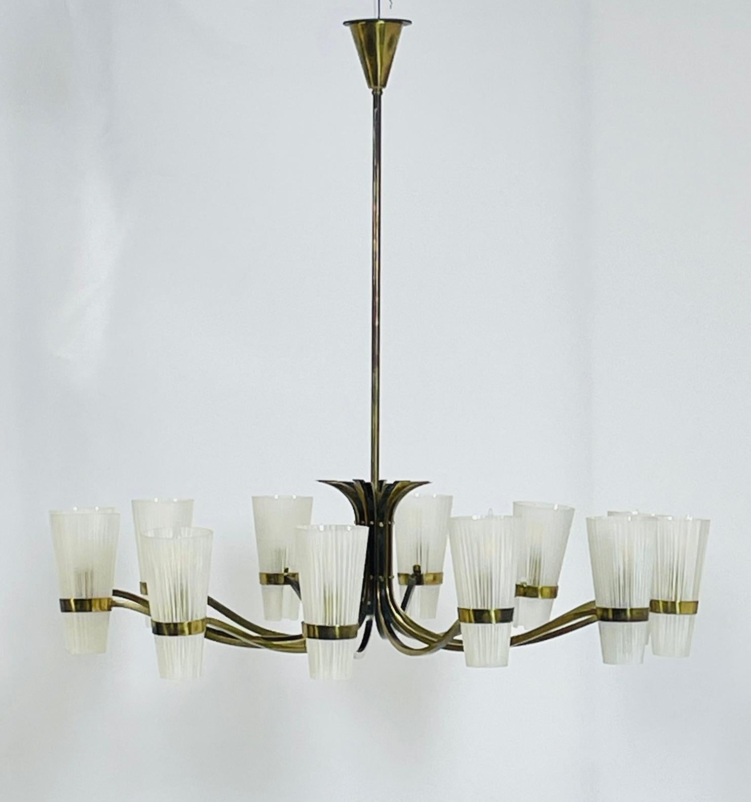 Laiton Lustre italien du milieu du siècle à 12 bras de Stilnovo en laiton et verre de Murano en vente