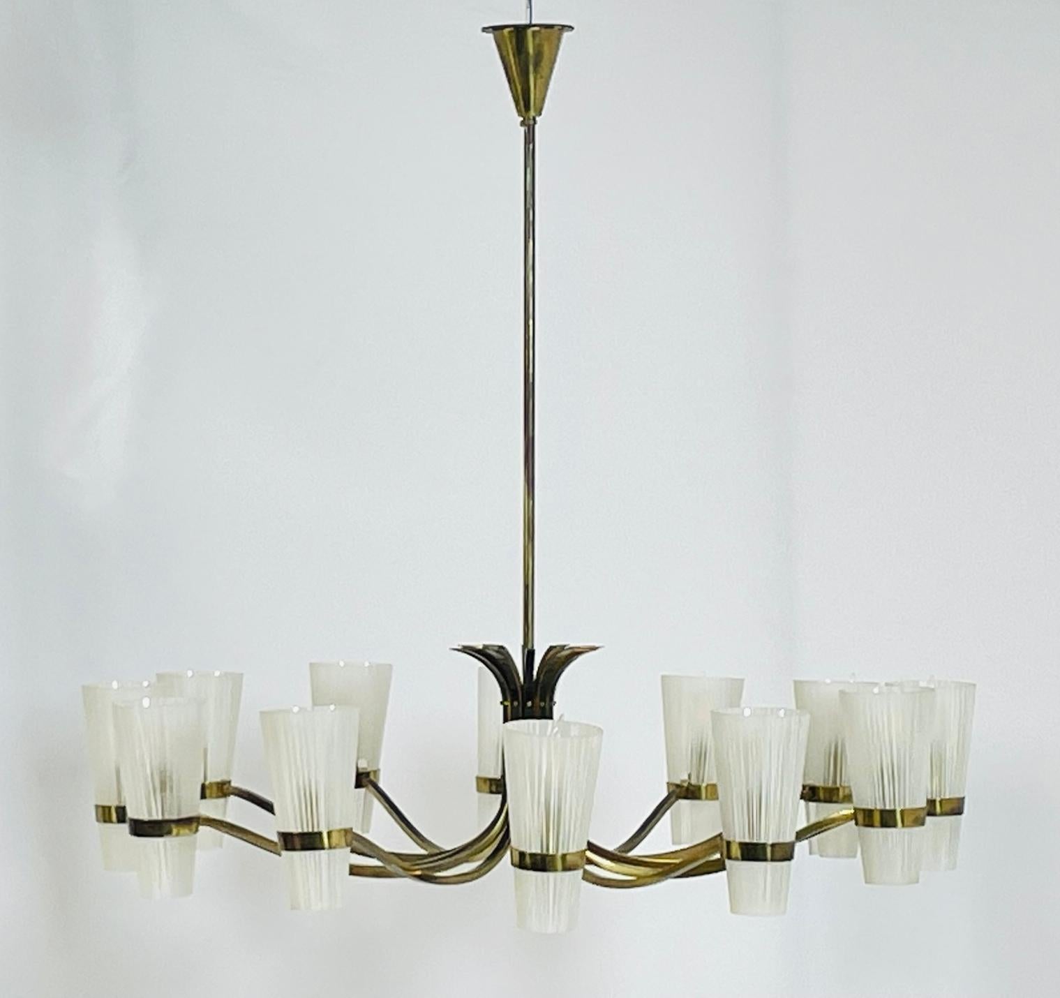 Lustre italien du milieu du siècle à 12 bras de Stilnovo en laiton et verre de Murano en vente 1