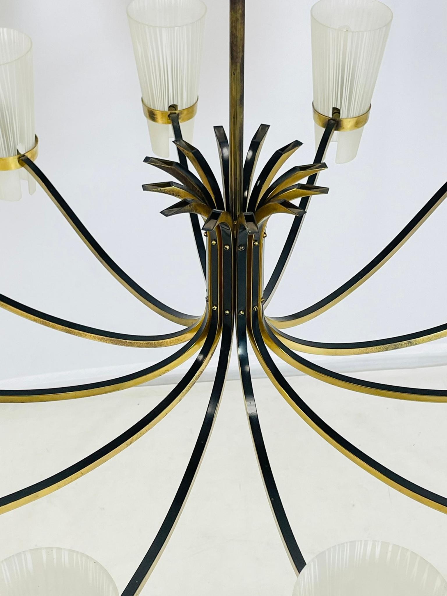 Lustre italien du milieu du siècle à 12 bras de Stilnovo en laiton et verre de Murano en vente 2