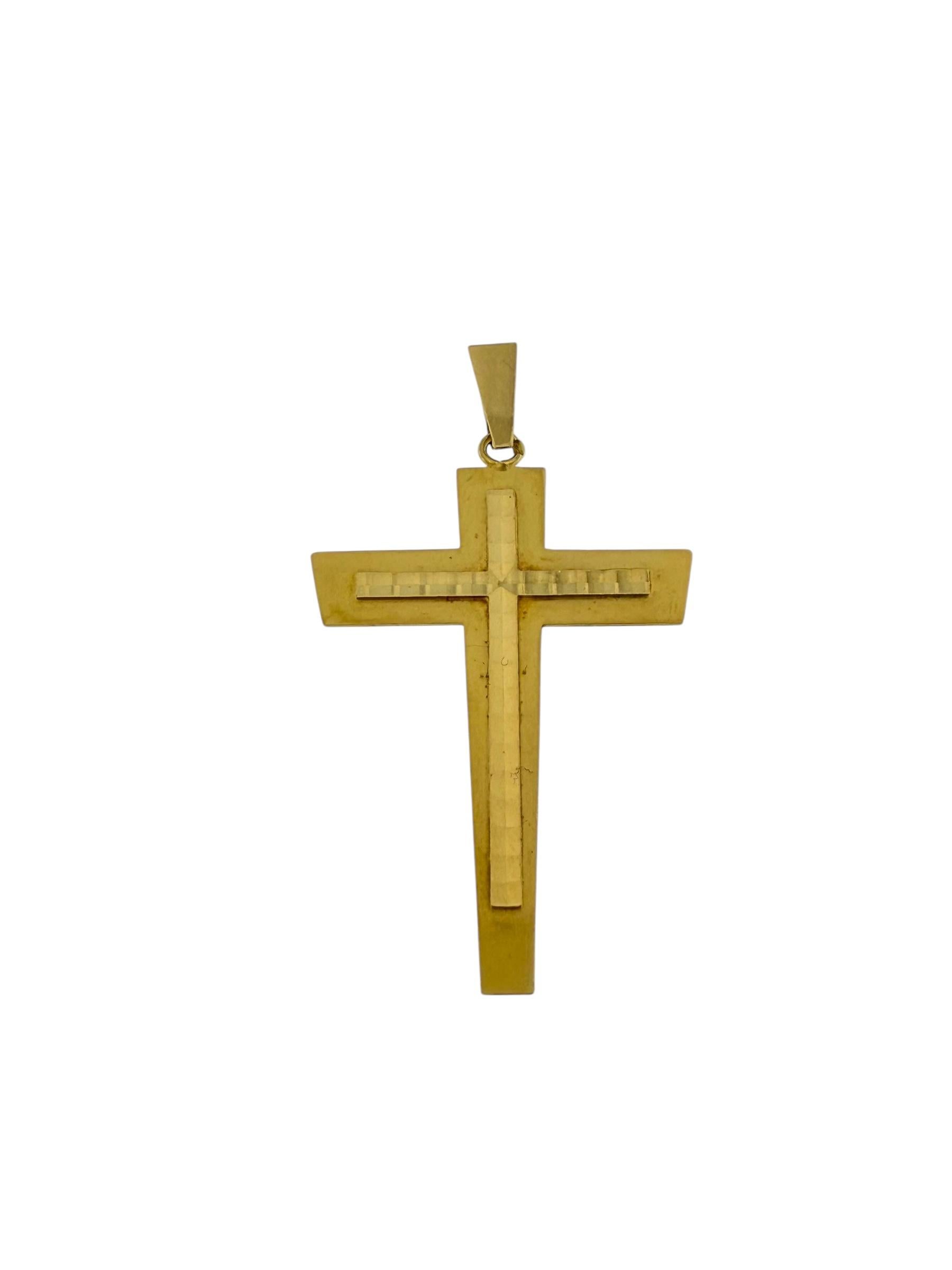 El Colgante Cruz Italiana de Mediados de Siglo es una pieza bellamente elaborada en oro amarillo de 18 quilates, que refleja el arte y la elegancia del diseño italiano de mediados del siglo XX. Este distintivo colgante presenta un motivo de doble