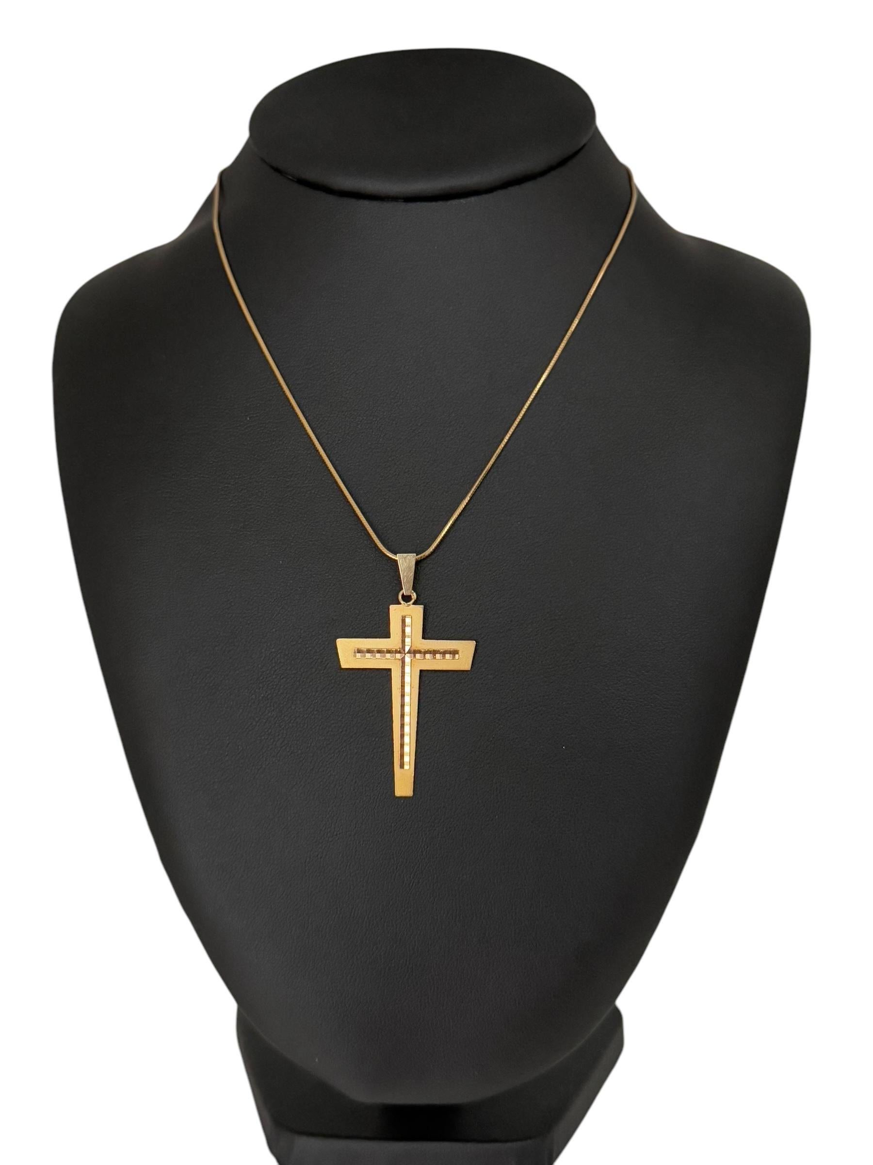Femenino o masculino Cruz italiana de oro amarillo de 18 quilates de mediados de siglo en venta