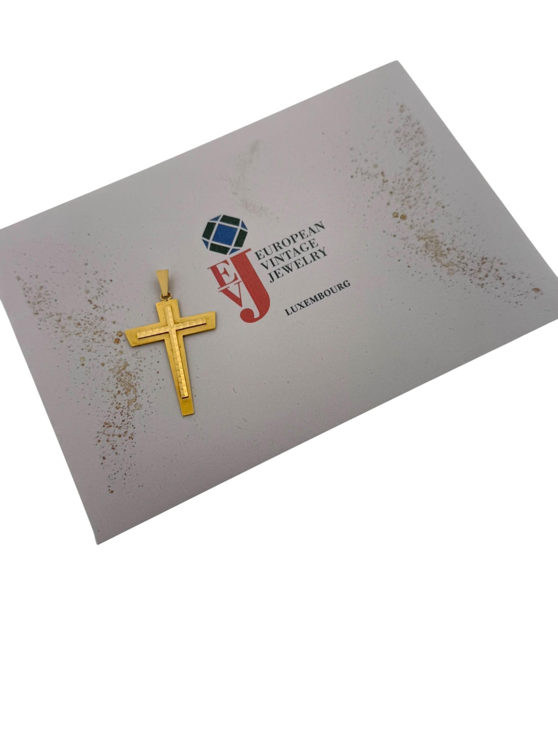 Cruz italiana de oro amarillo de 18 quilates de mediados de siglo en venta 2