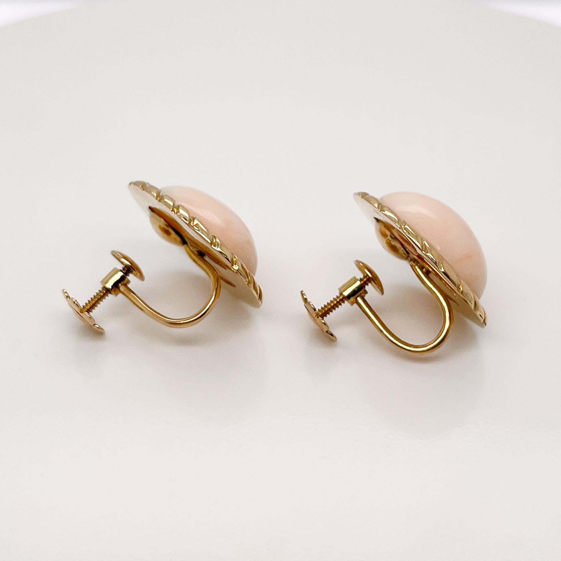 Boucles d'oreilles à vis en or 18 carats et corail rose cabochon, style italien du milieu du siècle dernier Bon état - En vente à Philadelphia, PA