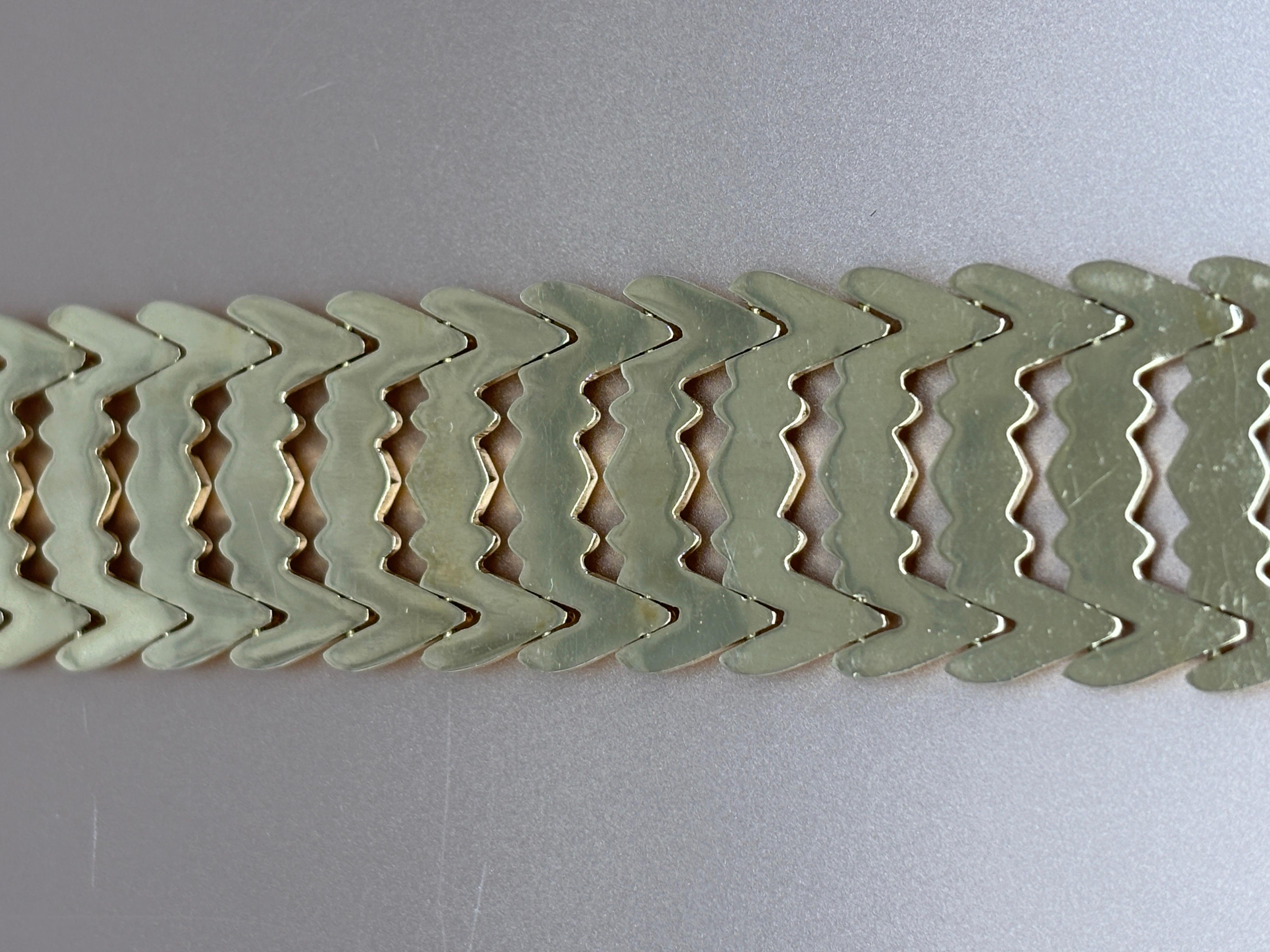 Mid Century Italian 18k Rosy Yellow Gold Wide Geometric Textured Link Bracelet For Sale 7
