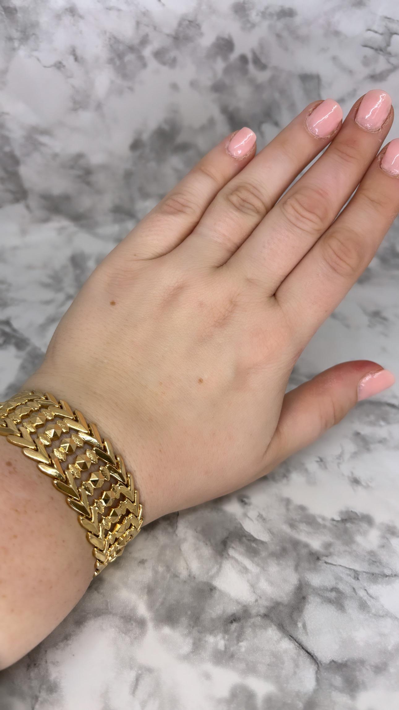 Mid Century Italian 18k Rosy Yellow Gold Wide Geometric Textured Link Bracelet For Sale 12