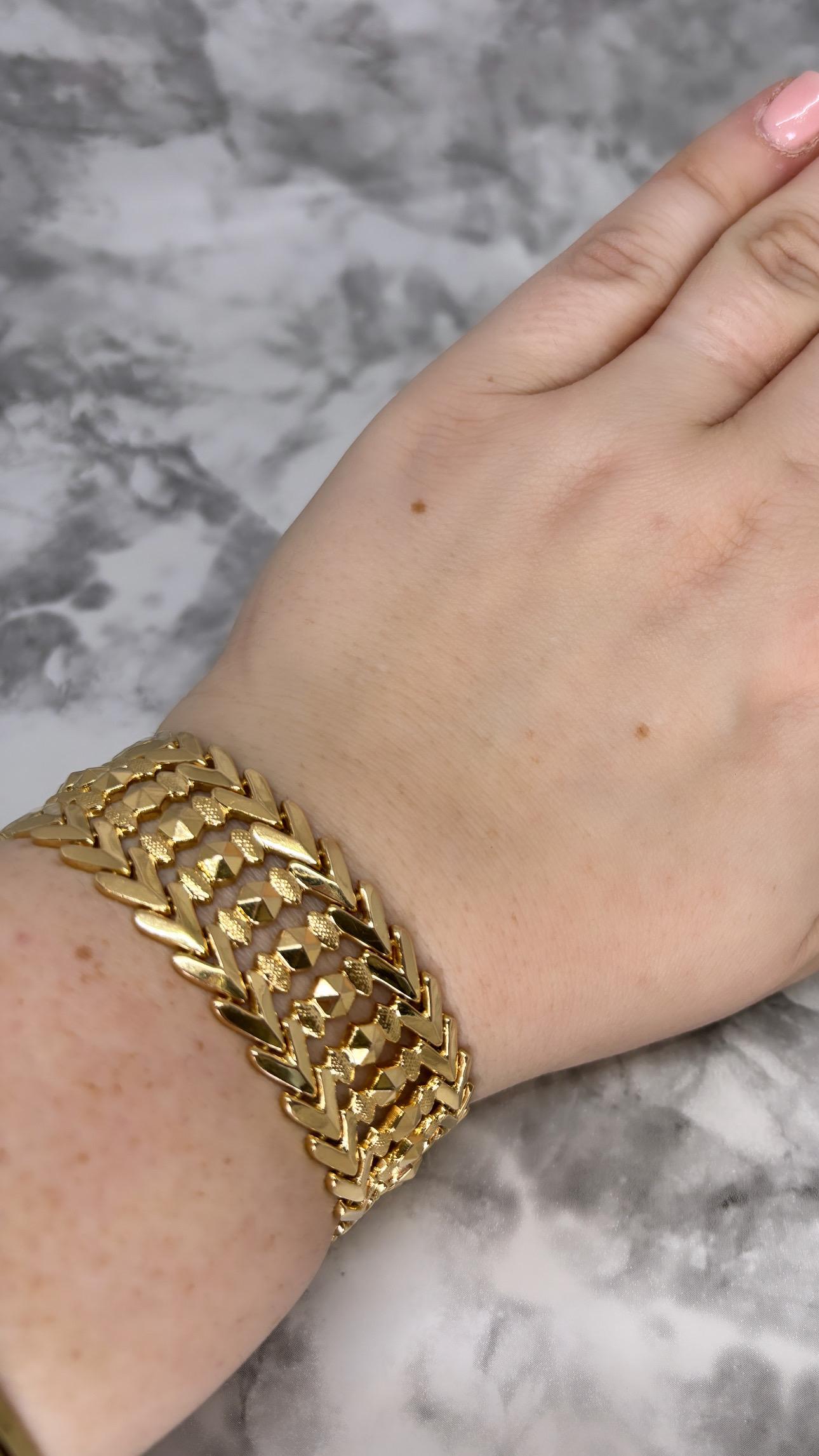 Mid Century Italian 18k Rosy Yellow Gold Wide Geometric Textured Link Bracelet For Sale 13