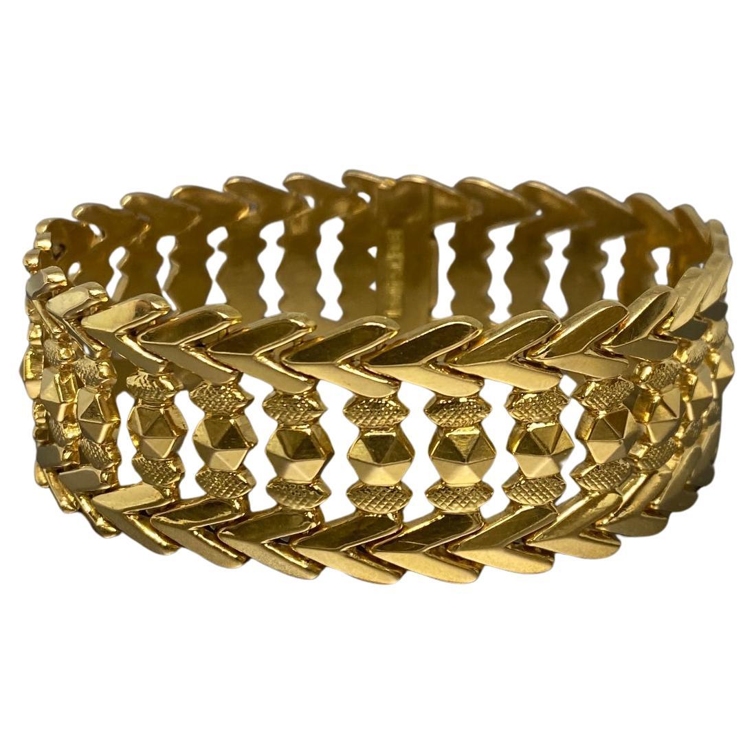 Up&Up vous propose ce fantastique bracelet à larges maillons réticulés en or rose 18kt, fabriqué en Italie vers les années 1960.

Ce grand, audacieux et magnifique bijou de poignet, d'une largeur de 7/8