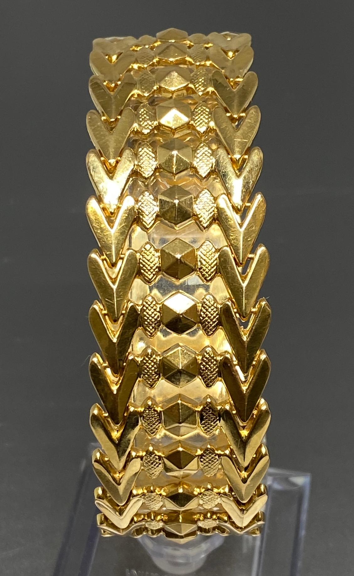 Mid Century Italian 18k Rosy Yellow Gold Wide Geometric Textured Link Bracelet In Good Condition For Sale In Bernardsville, NJ