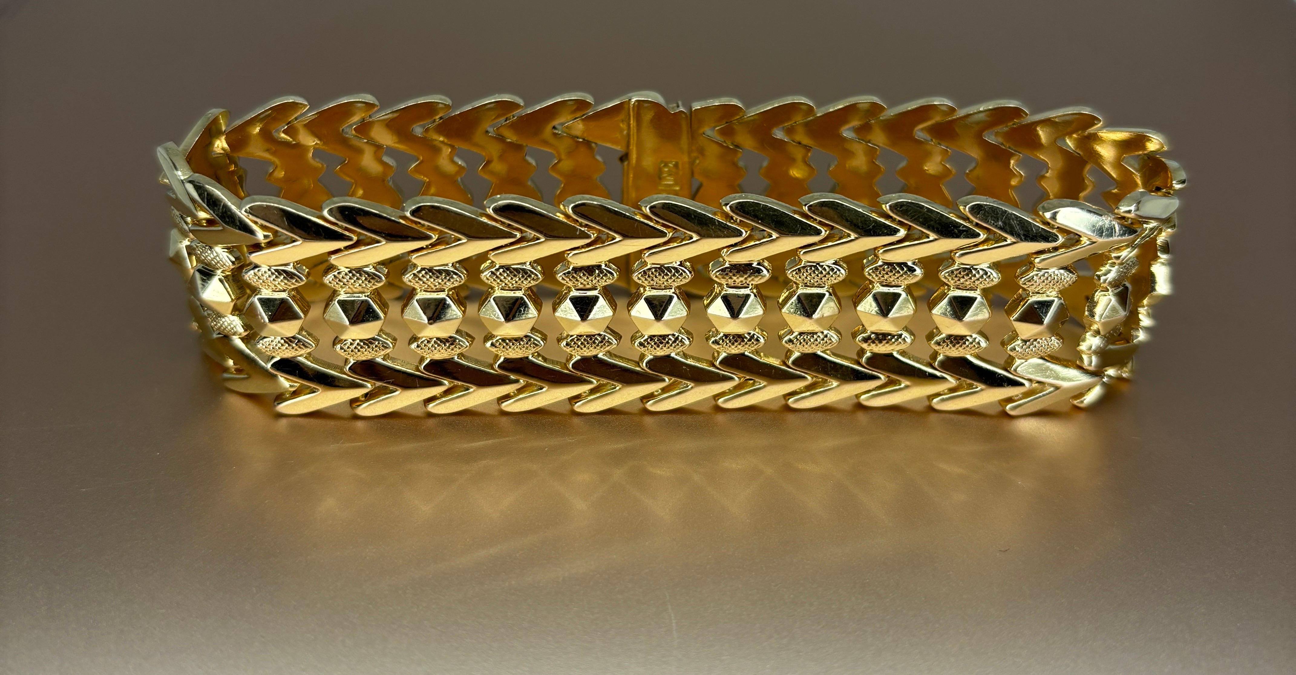 Mid Century Italian 18k Rosy Yellow Gold Wide Geometric Textured Link Bracelet For Sale 2
