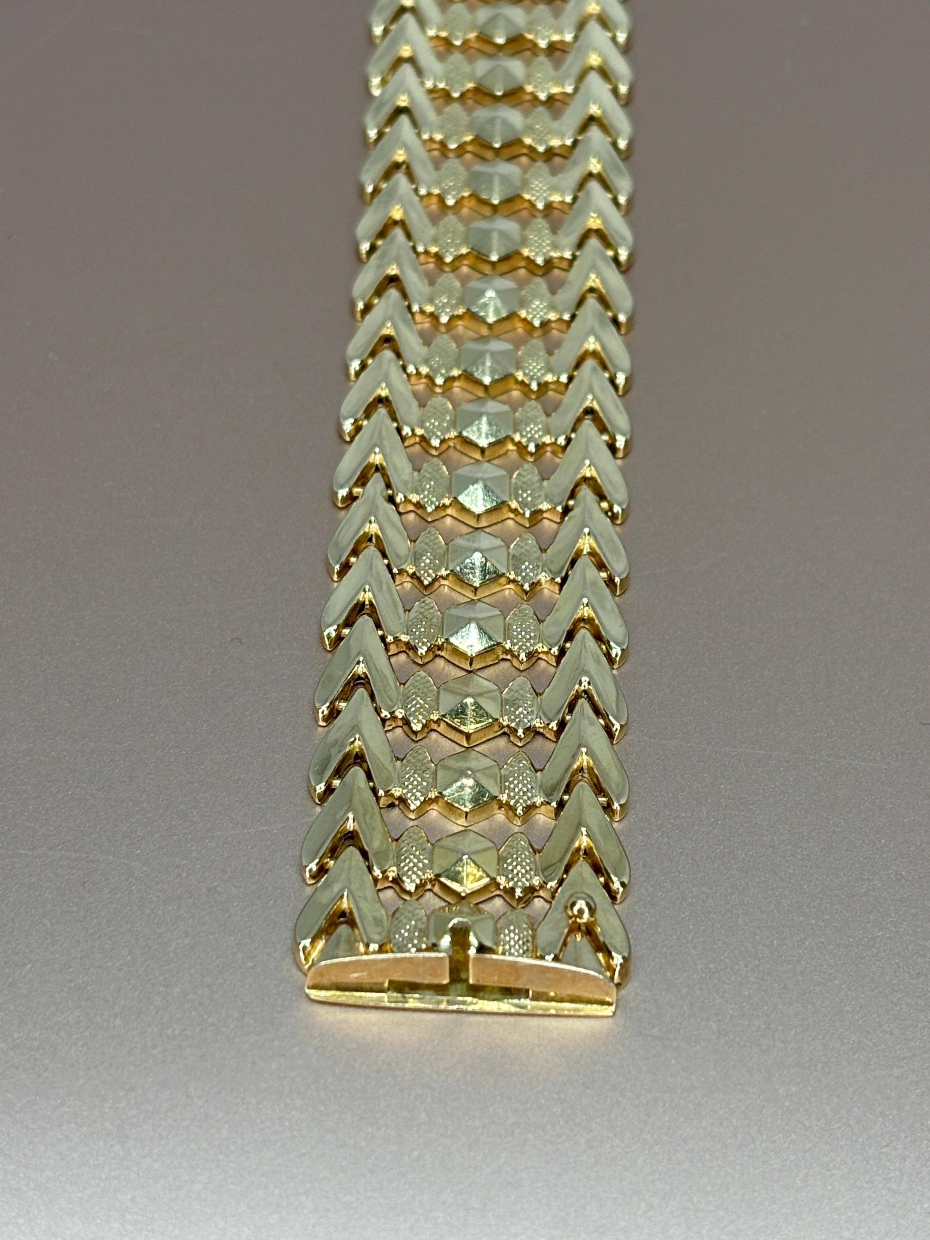 Mid Century Italian 18k Rosy Yellow Gold Wide Geometric Textured Link Bracelet For Sale 3