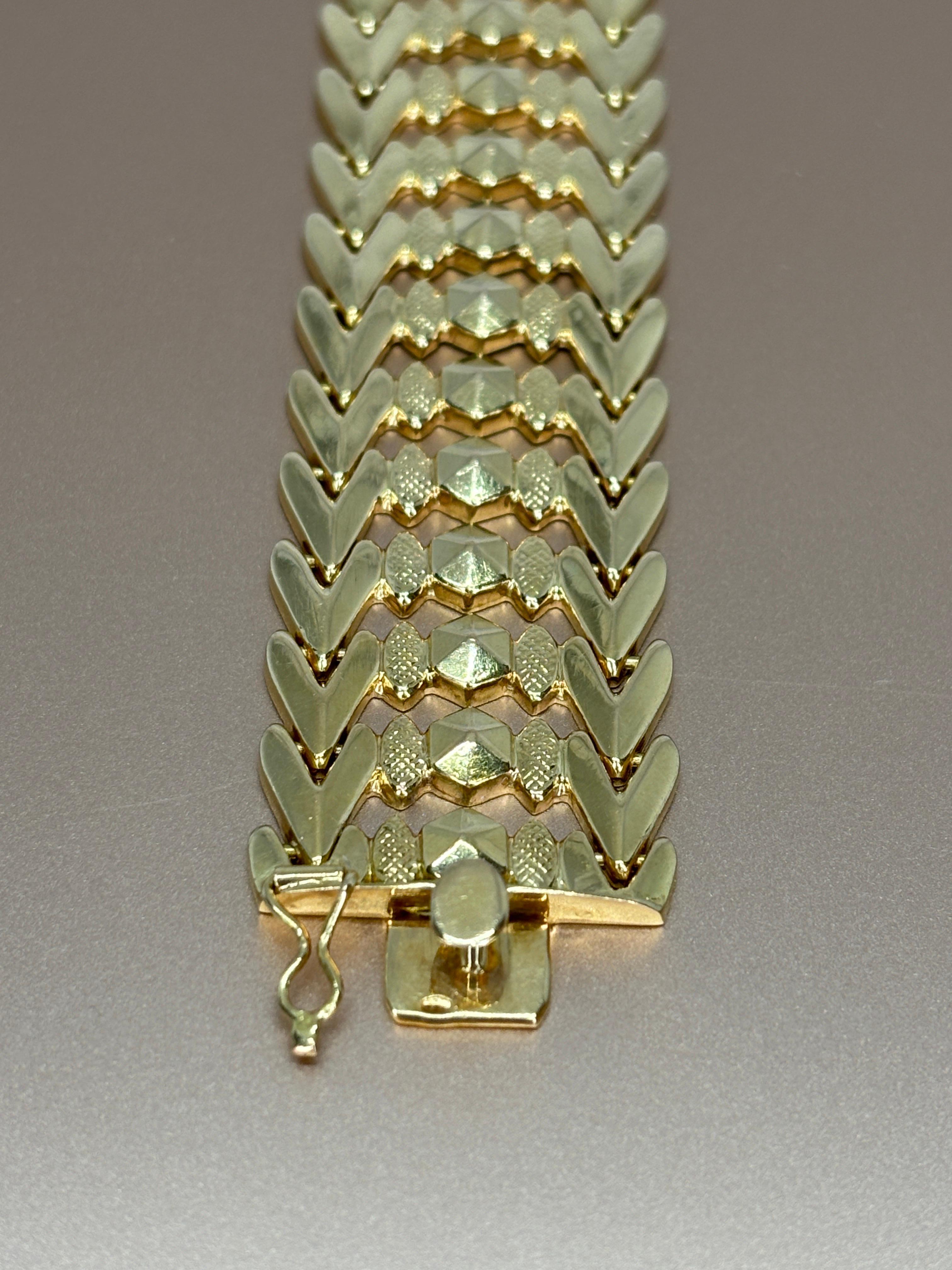 Bracelet à maillons texturé géométrique large italien du milieu du siècle dernier en or jaune rosé 18 carats en vente 5
