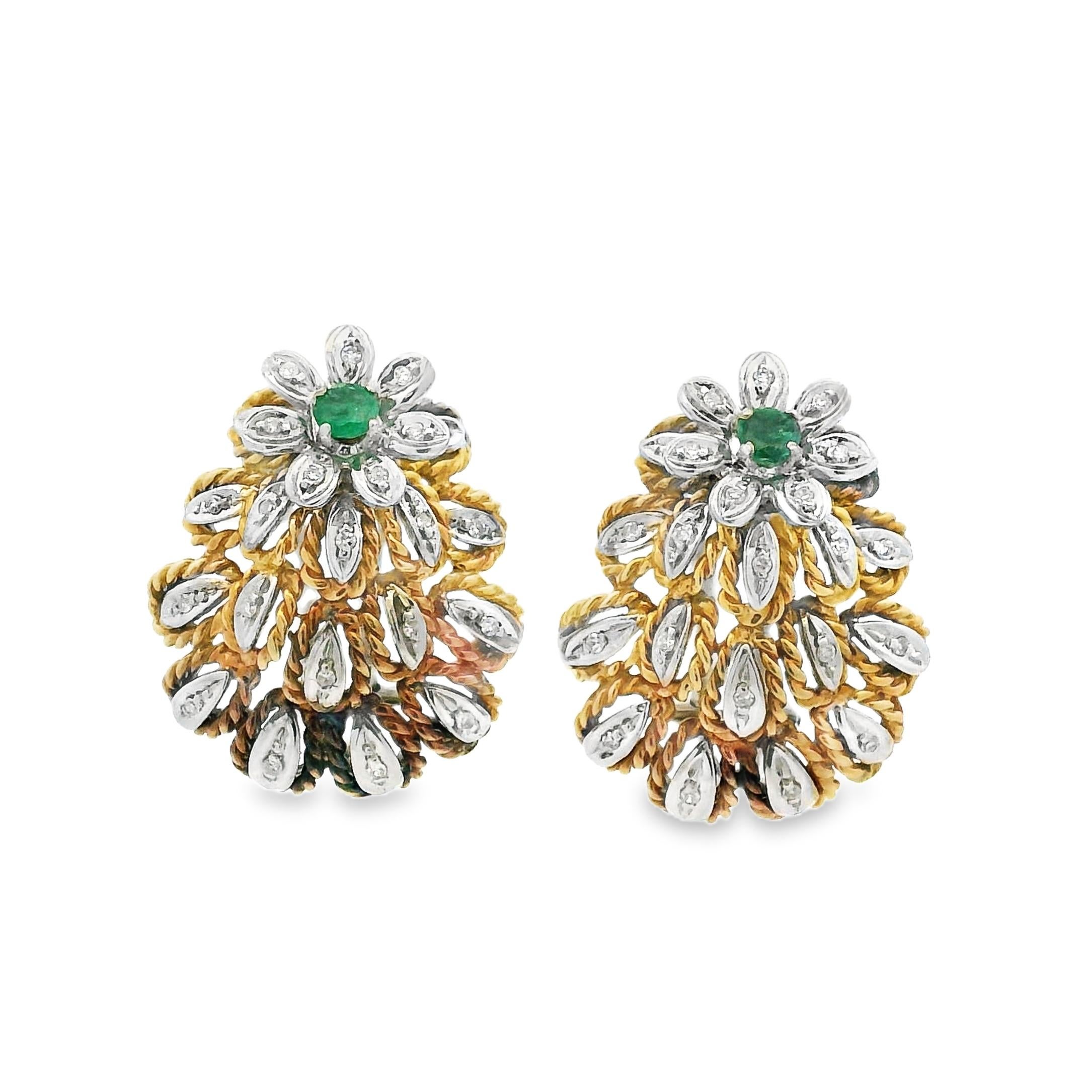 Diese raffinierten und dimensionalen italienischen Ohrringe aus der Jahrhundertmitte (ca. 1950-1960) sind aus zweifarbigem 18-karätigem Gold gefertigt und mit einem verschlungenen Blumendesign versehen. In der Mitte jeder Blüte befindet sich ein
