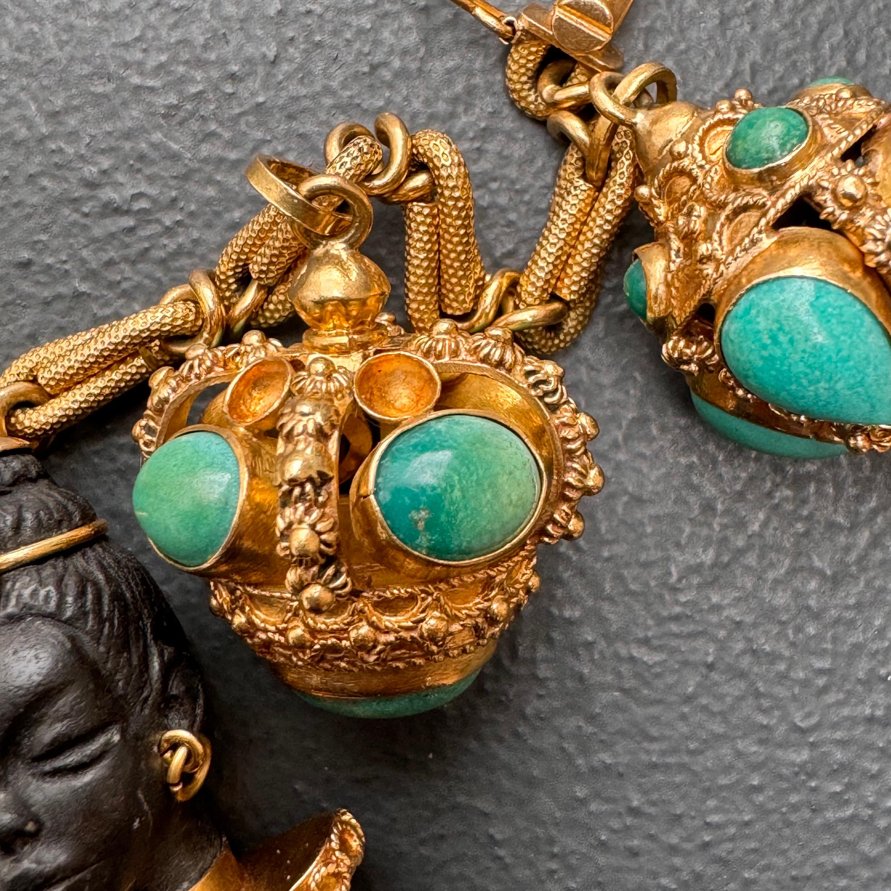Italienisches 18 Karat Gold Türkis Etruskisches Revival Charm-Medaillon-Armband aus der Mitte des Jahrhunderts  (Kegel-Cabochon) im Angebot