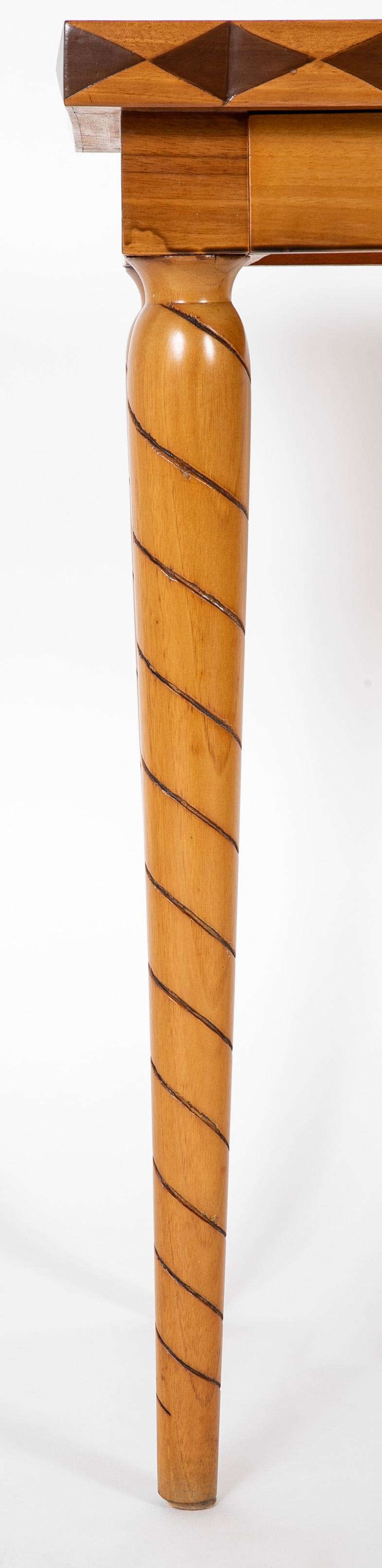 Table italienne du milieu du siècle dernier, à 2 tiroirs, avec motif de bois travaillé sur les bords et les pieds en vente 3