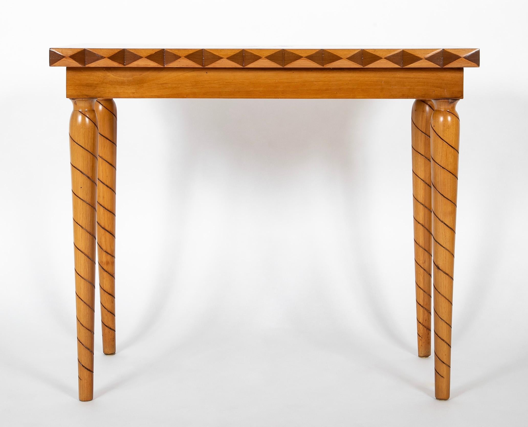 Table italienne du milieu du siècle dernier, à 2 tiroirs, avec motif de bois travaillé sur les bords et les pieds en vente 4