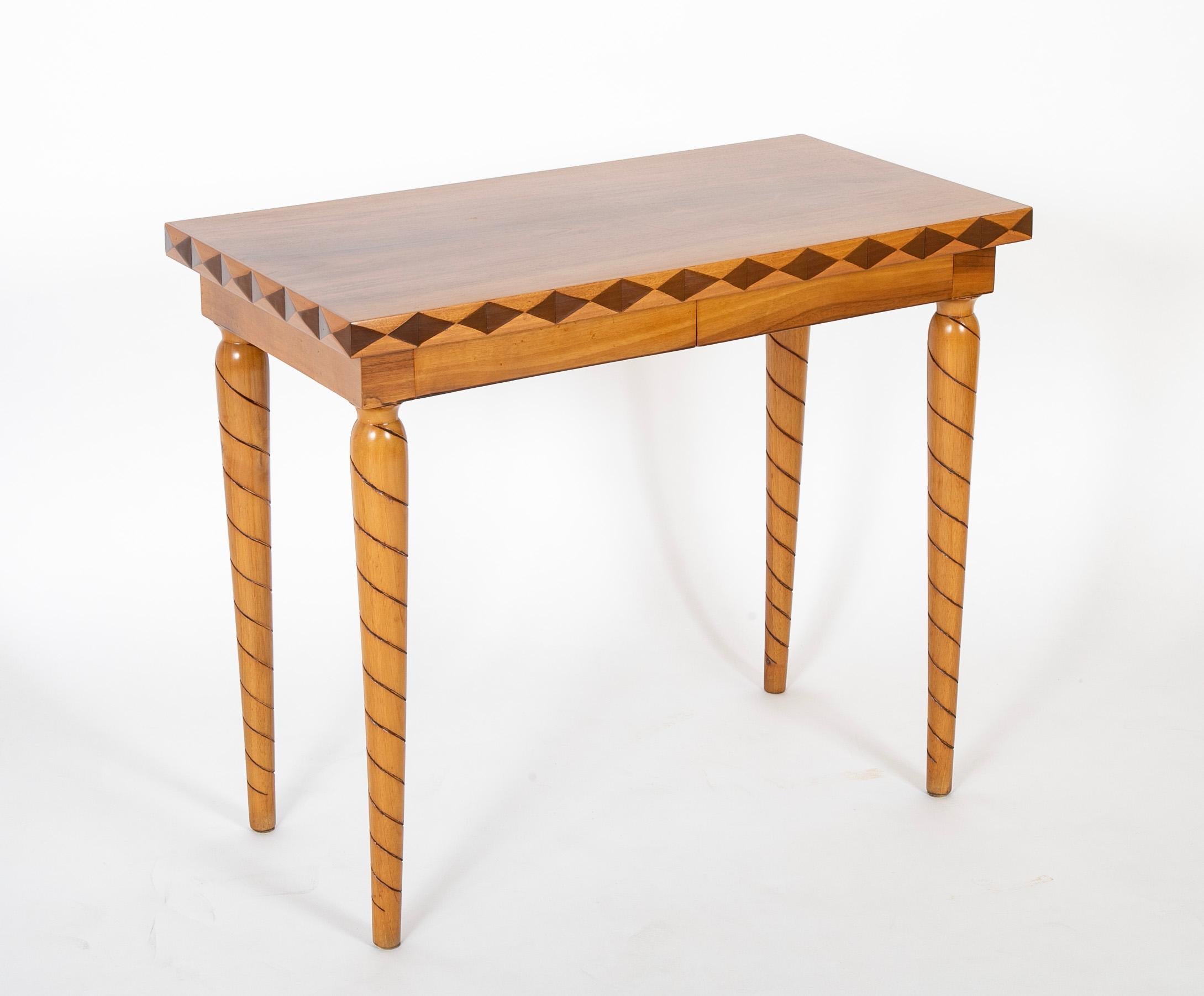 Table italienne du milieu du siècle à 2 tiroirs en bois avec un design en bois travaillé sur les 4 bords et un design en spirale le long de tous les pieds.   Circa 1955.
