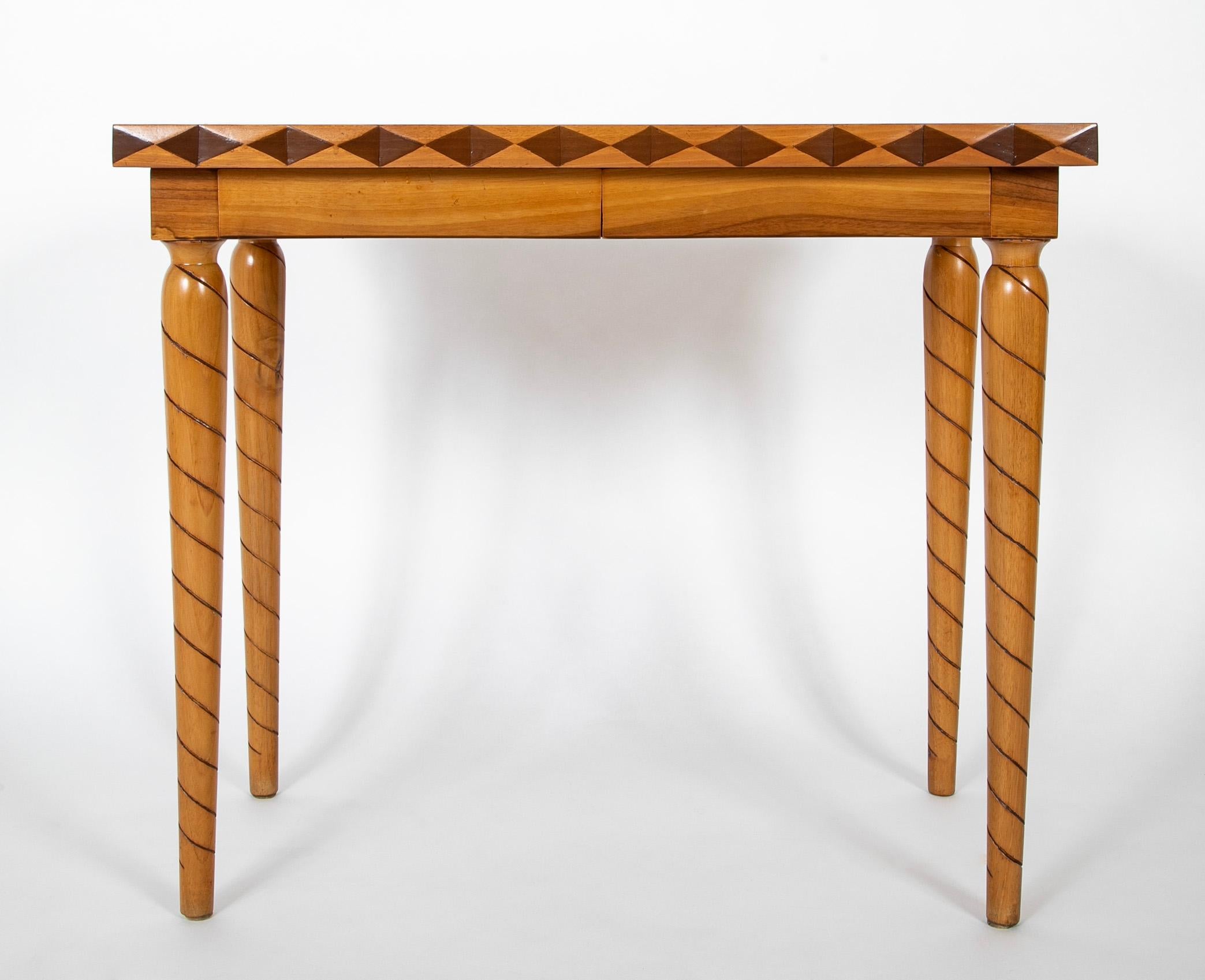 Mid-Century Modern Table italienne du milieu du siècle dernier, à 2 tiroirs, avec motif de bois travaillé sur les bords et les pieds en vente