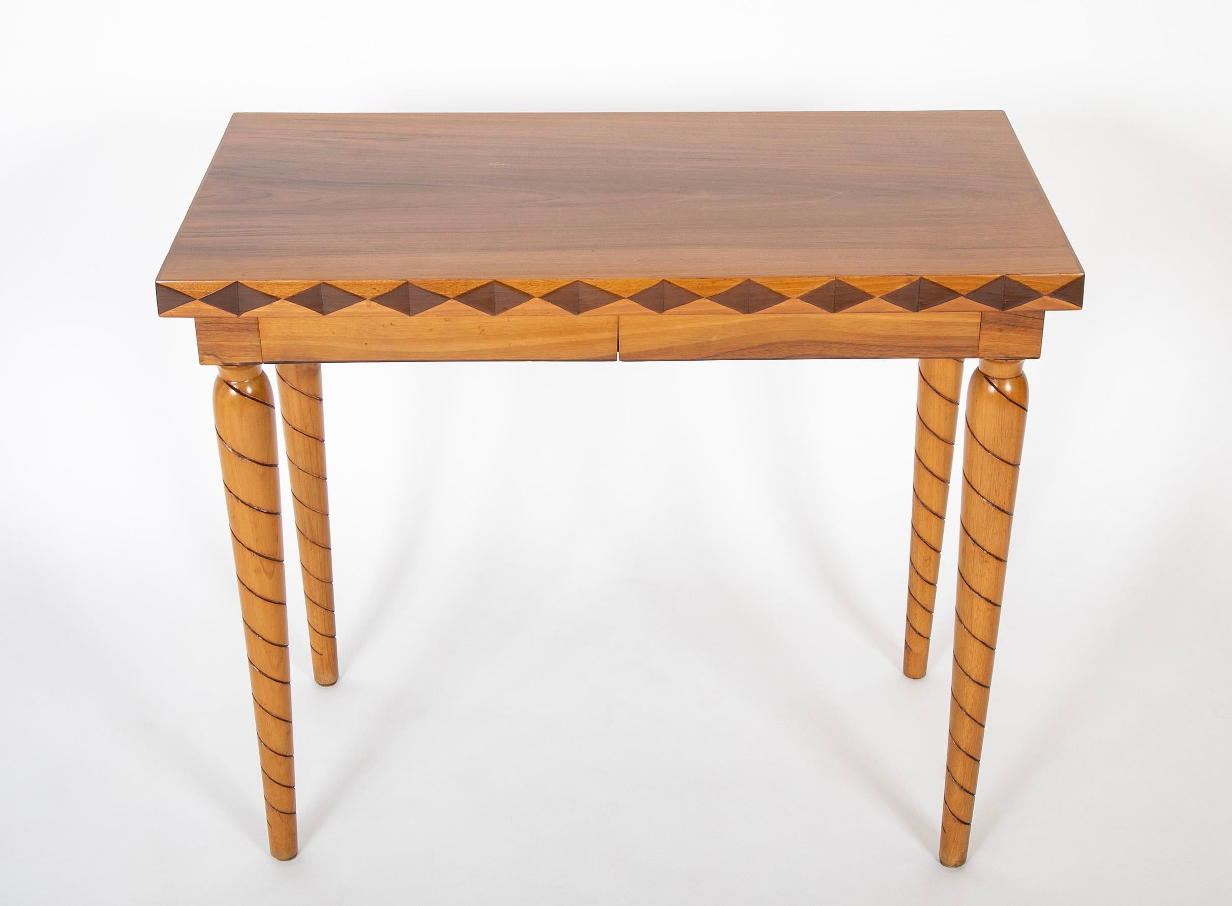 Travail du bois Table italienne du milieu du siècle dernier, à 2 tiroirs, avec motif de bois travaillé sur les bords et les pieds en vente