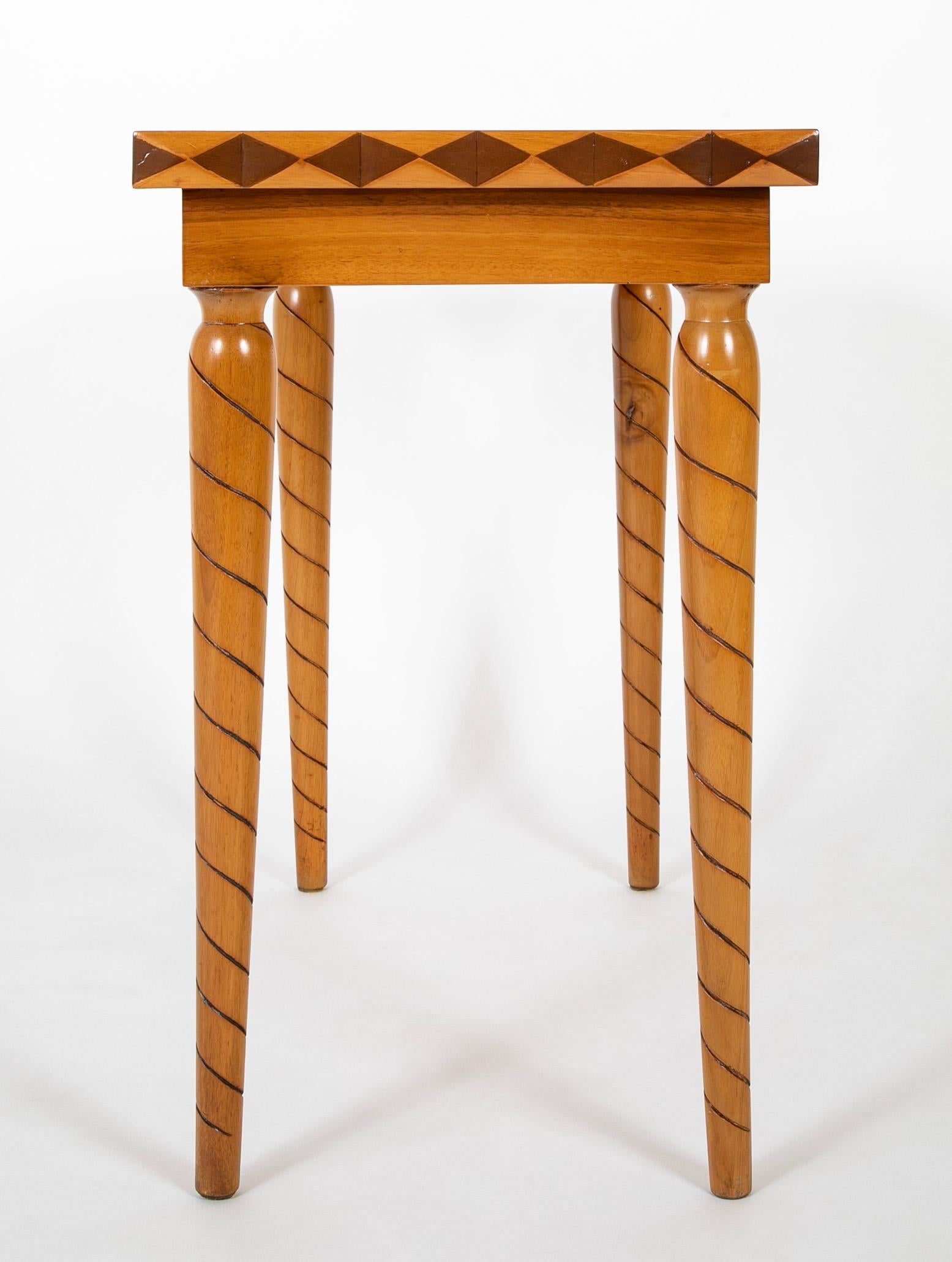 Table italienne du milieu du siècle dernier, à 2 tiroirs, avec motif de bois travaillé sur les bords et les pieds Bon état - En vente à Stamford, CT