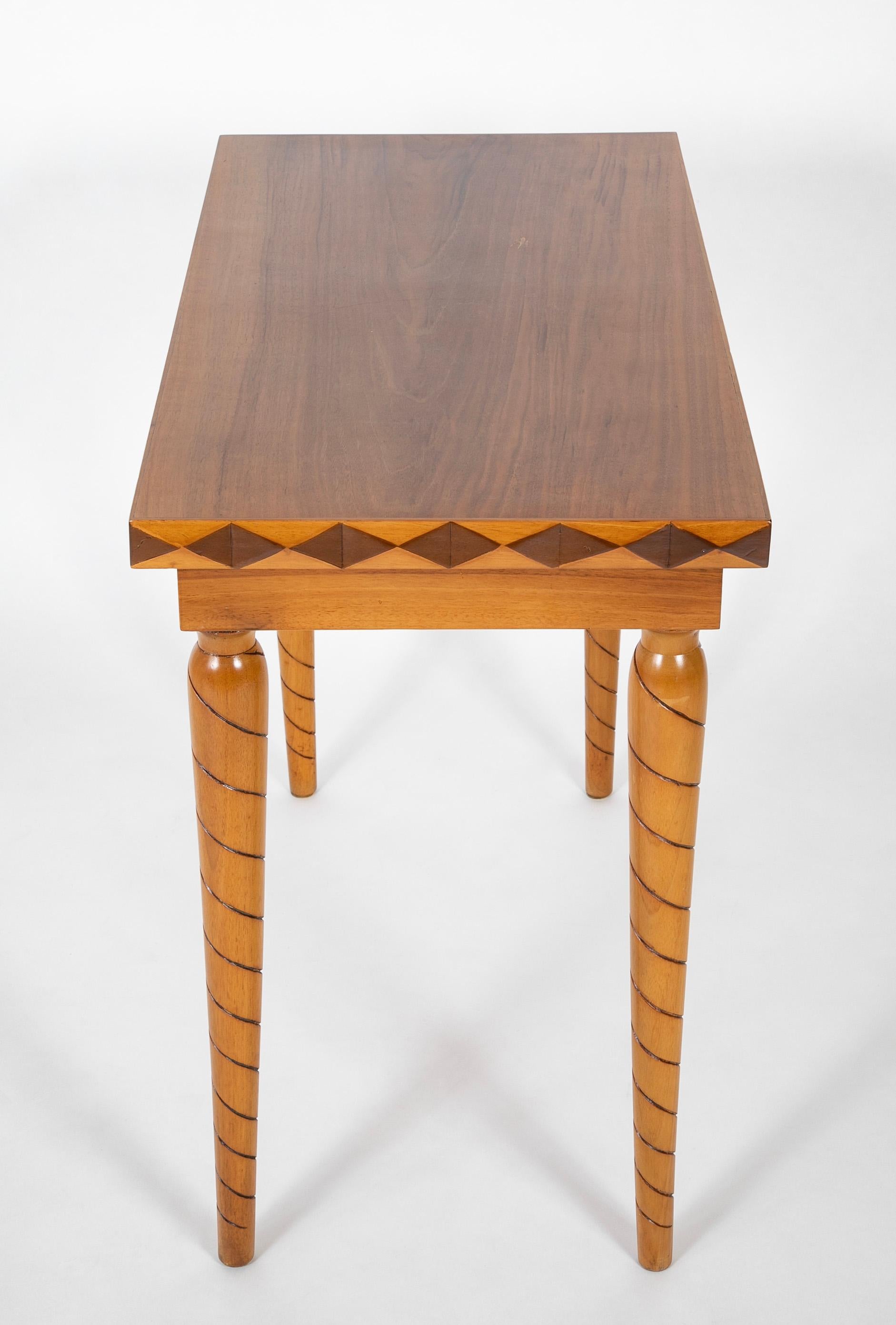 20ième siècle Table italienne du milieu du siècle dernier, à 2 tiroirs, avec motif de bois travaillé sur les bords et les pieds en vente